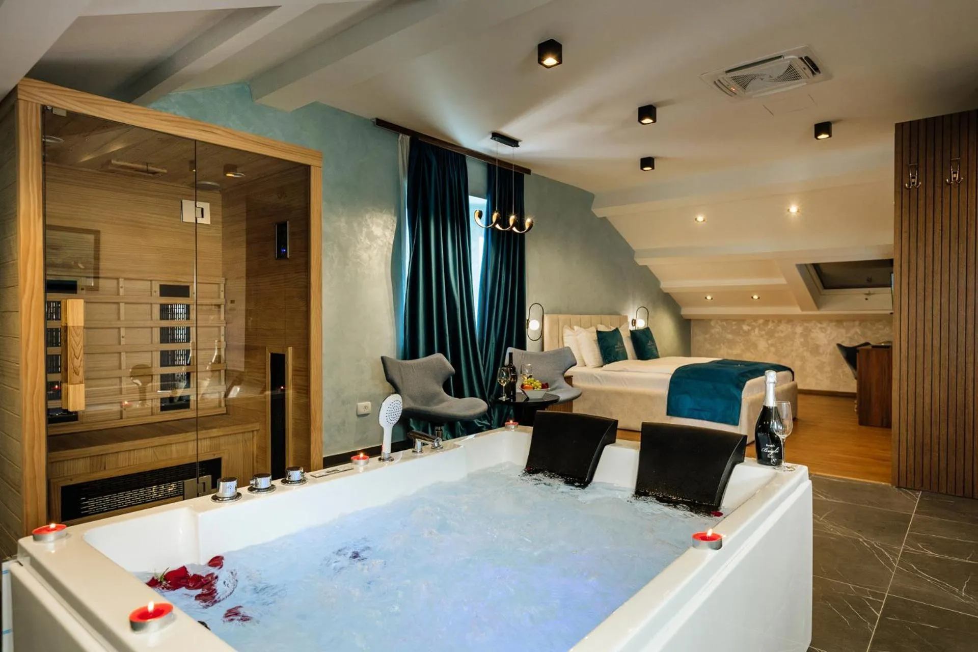 Photo of the whole room, Bed in San Valentino Palace, Umag city center