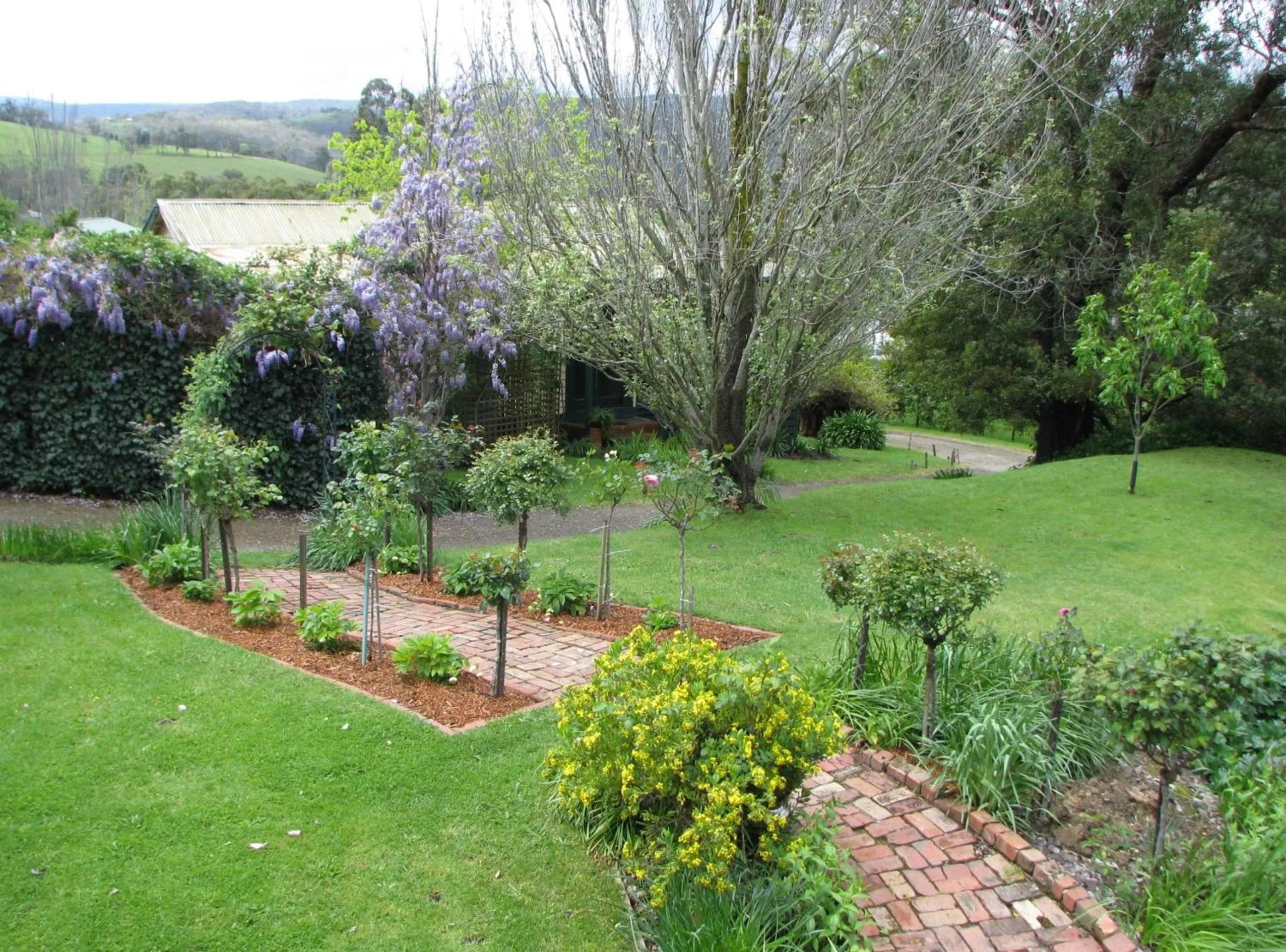 Garden in Leafield Cottages