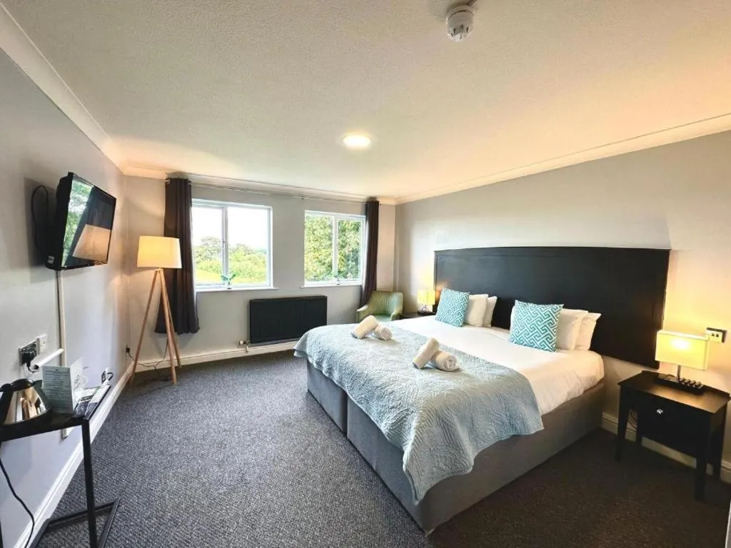 Bedroom, Bed in Dancenter Birmingham Airport near NEC