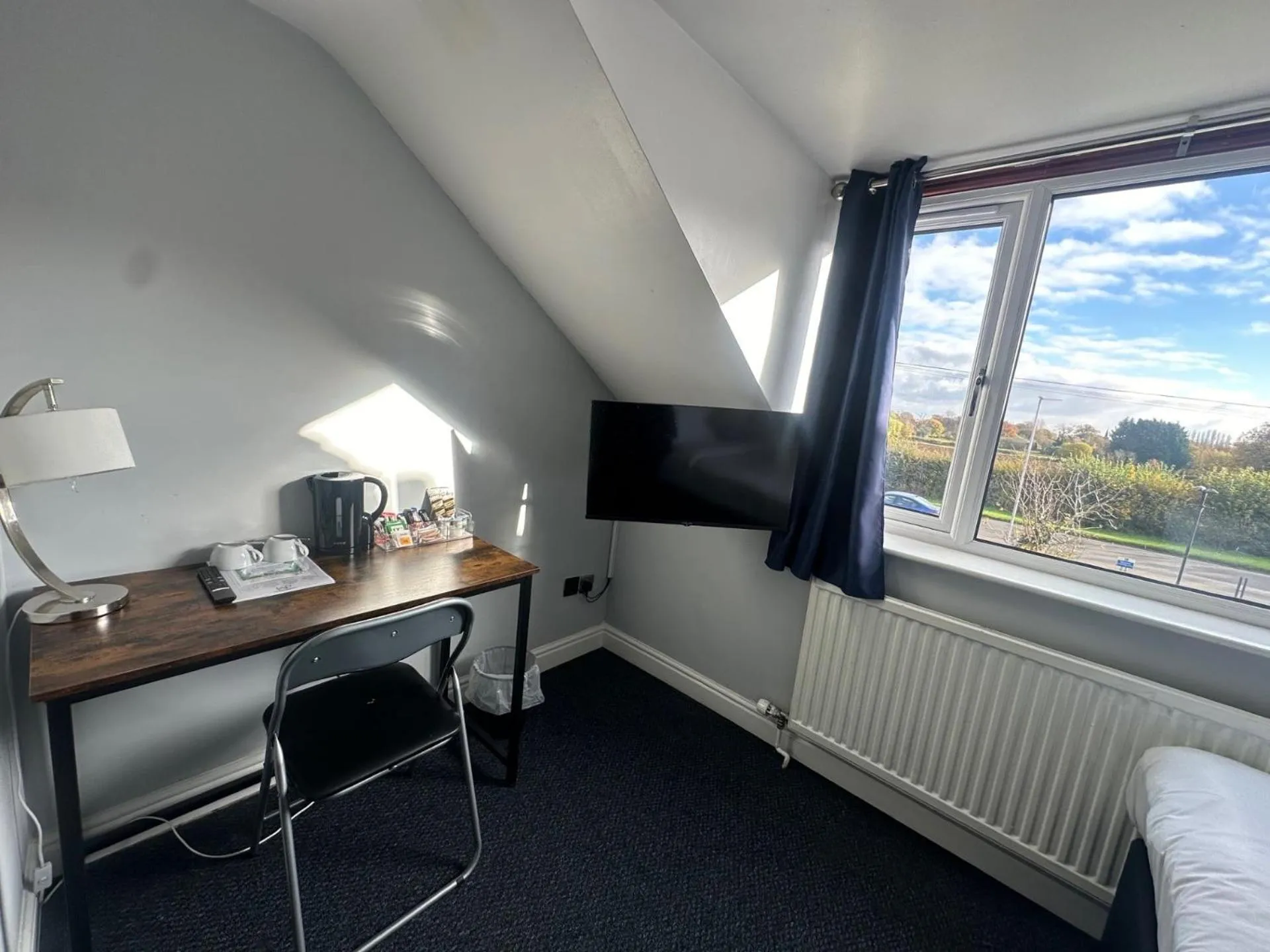 Bedroom in Dancenter Birmingham Airport near NEC