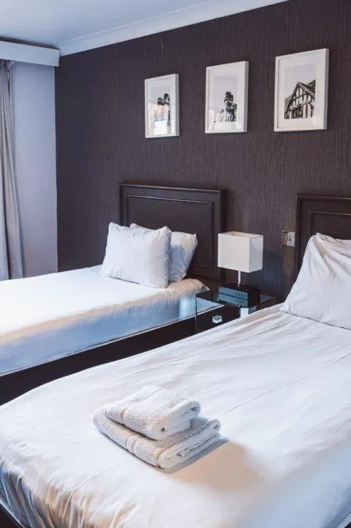 Bedroom, Bed in Dancenter Birmingham Airport near NEC