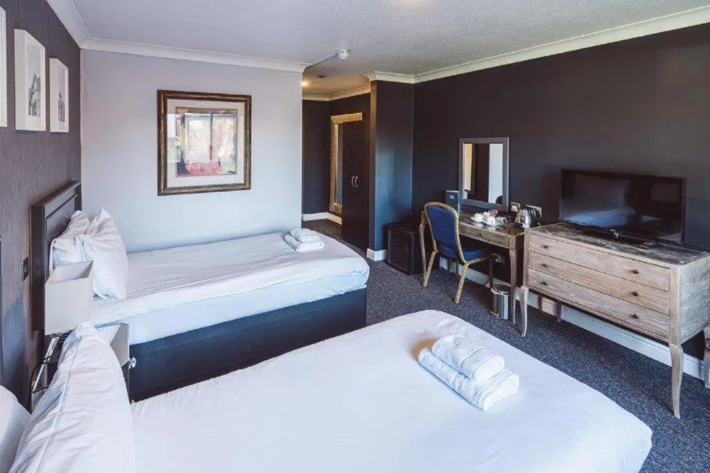 Bedroom, Bed in Dancenter Birmingham Airport near NEC