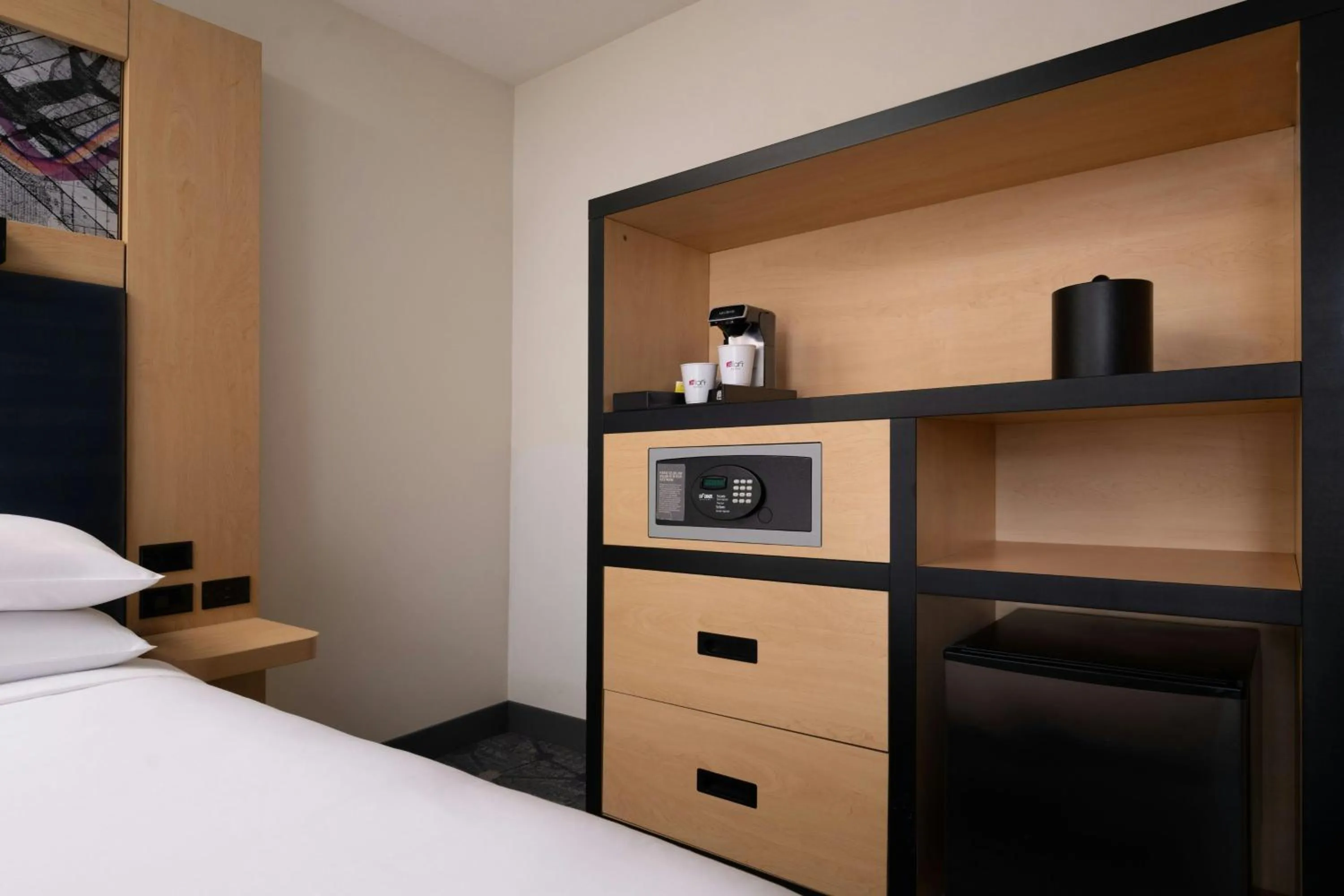 Photo of the whole room, Bed in Aloft El Segundo - Los Angeles Airport