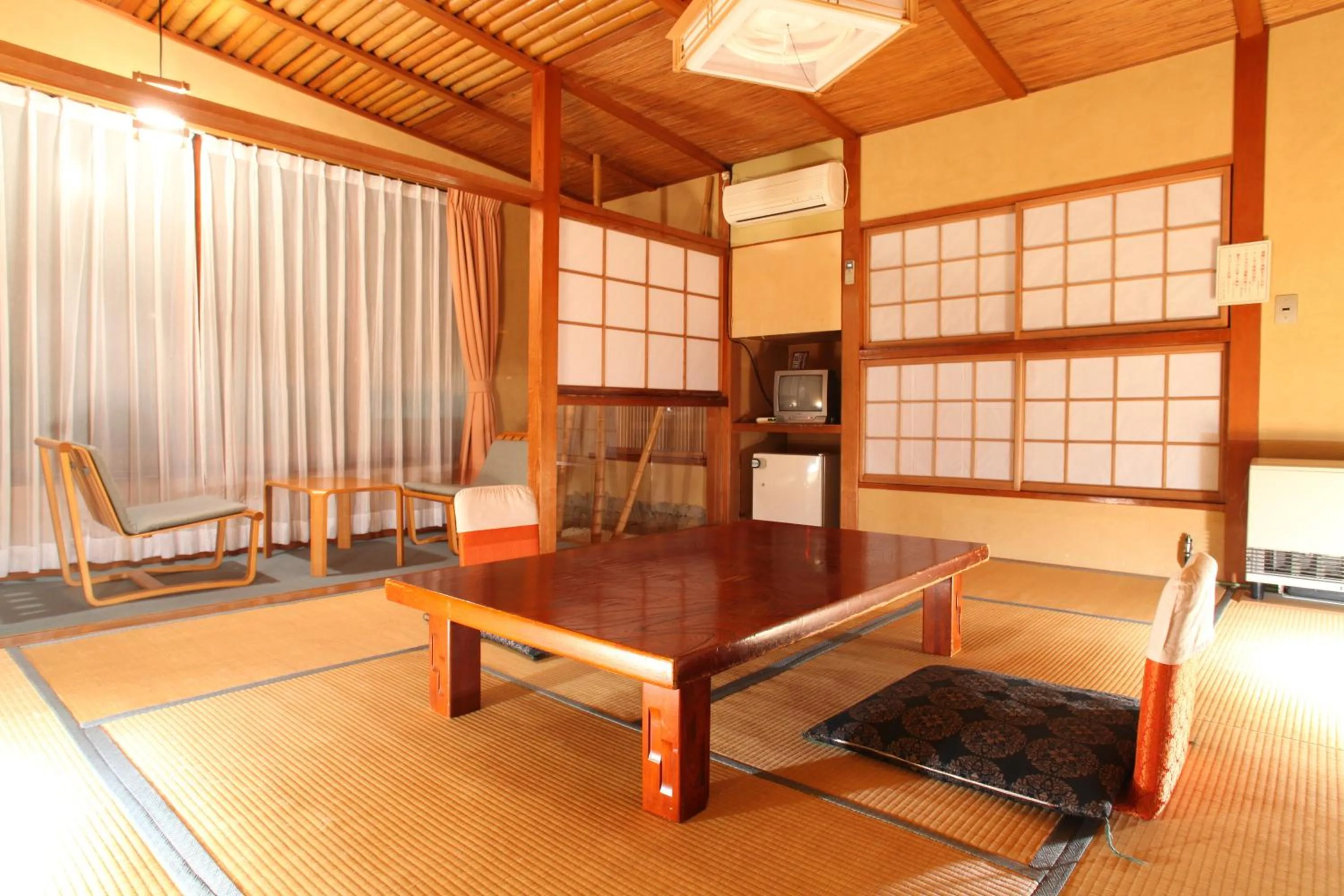 Photo of the whole room in Hatsunoyu