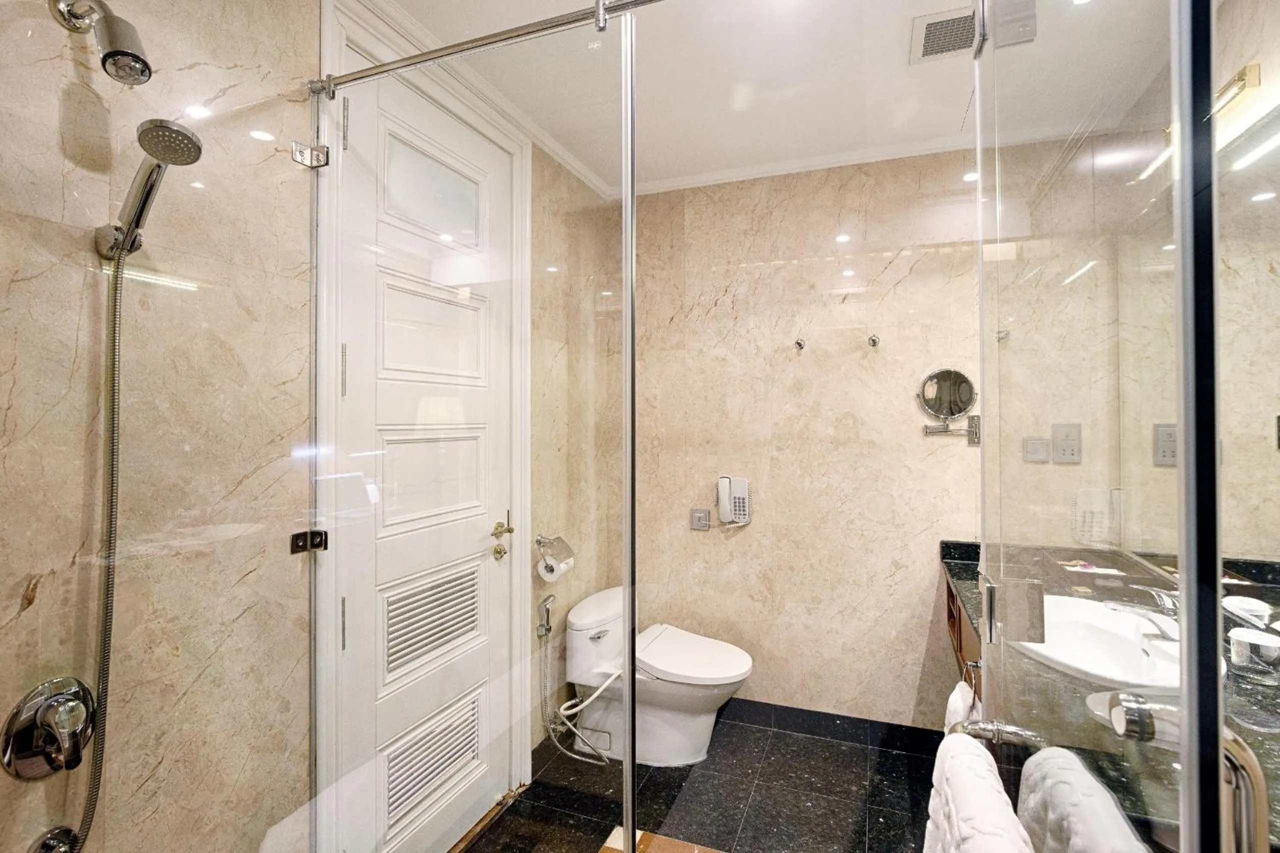 Toilet in Samdi Da Nang Central Hotel