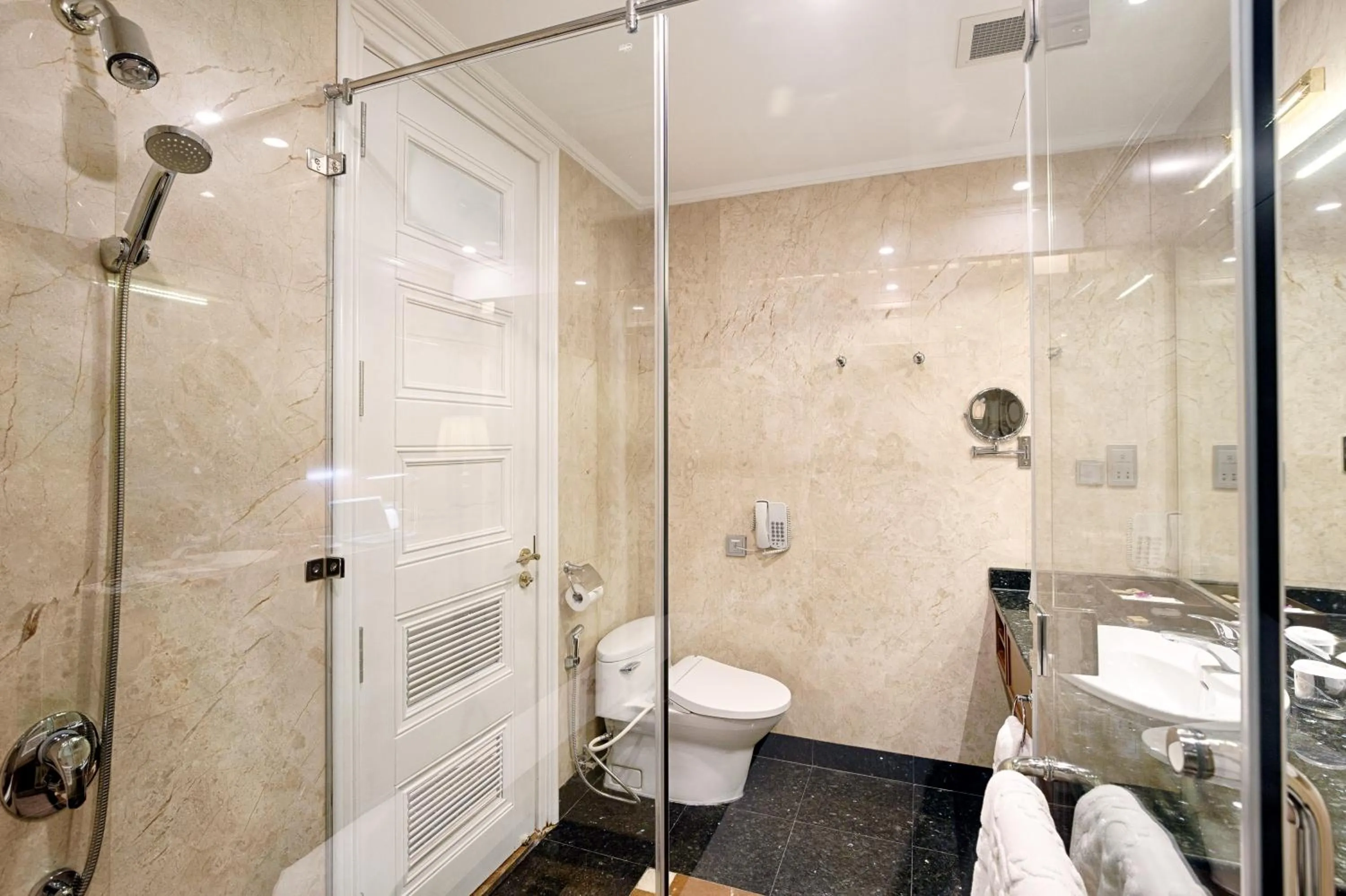 Bathroom in Samdi Da Nang Central Hotel