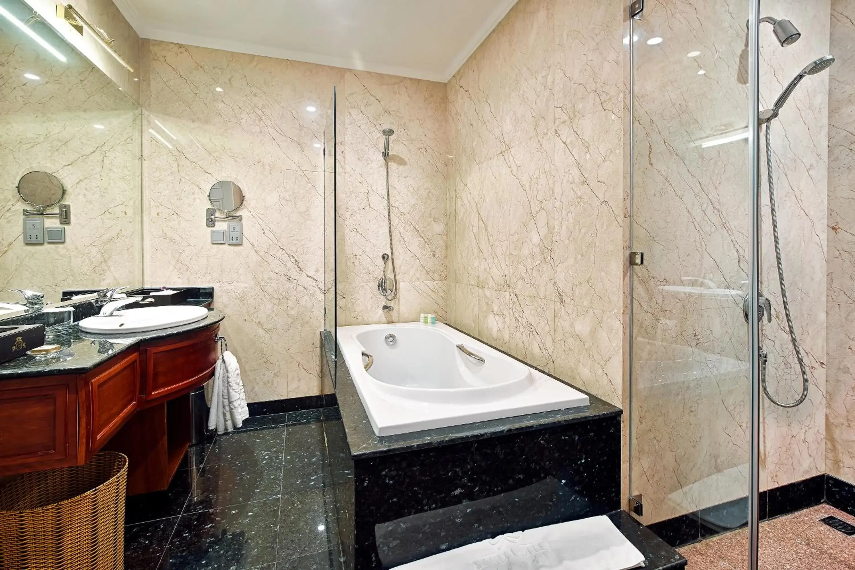 King Room with Lake View in Samdi Da Nang Central Hotel King Room with Lake View in Samdi Da Nang Central Hotel