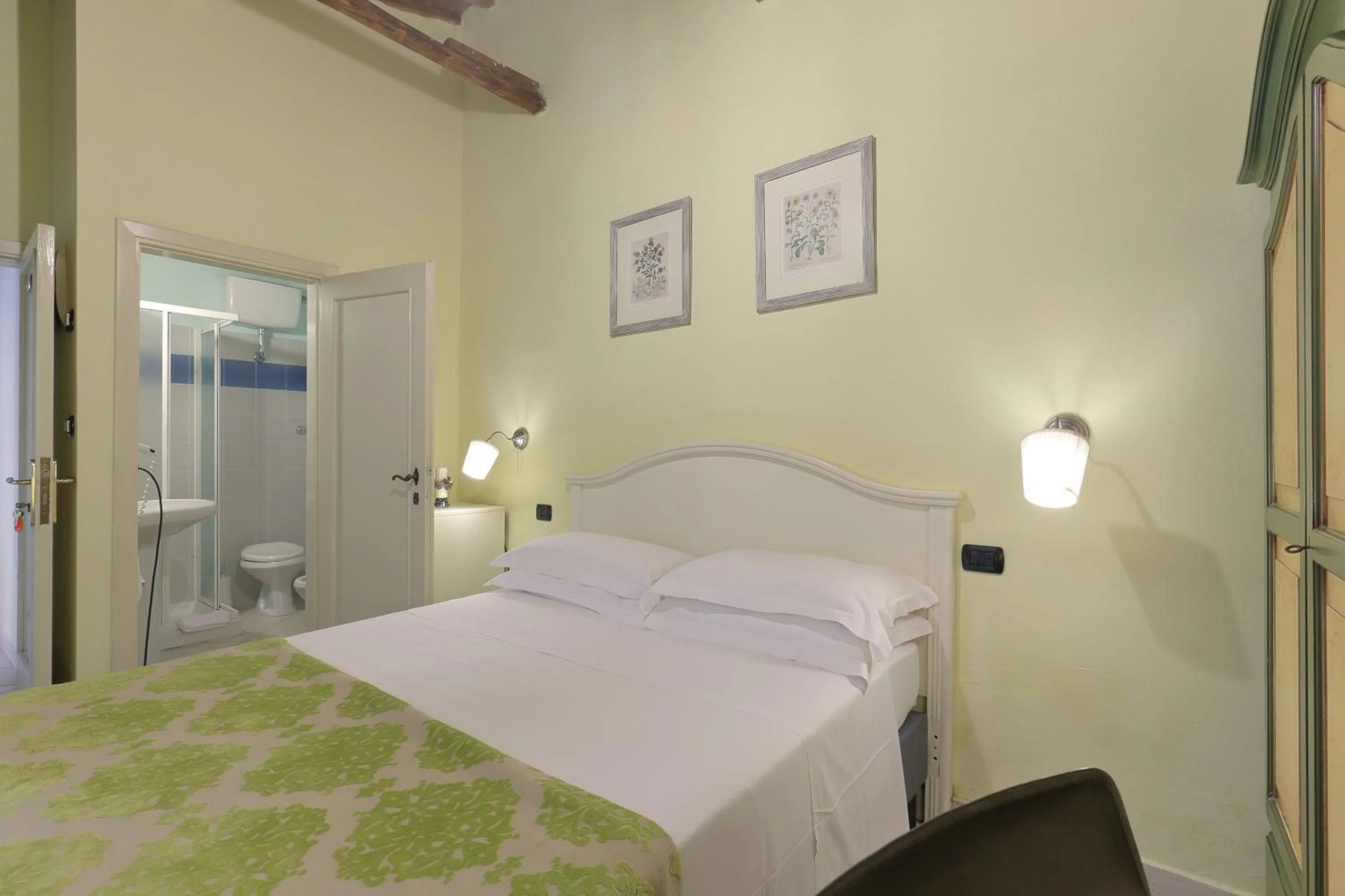 Bed in Relais Lavagnini Florence