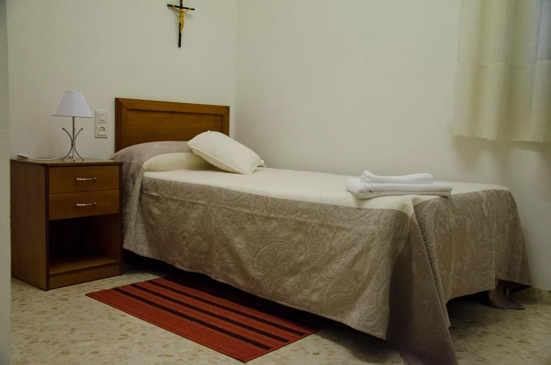 Bed in Convento Madre de Dios de Carmona