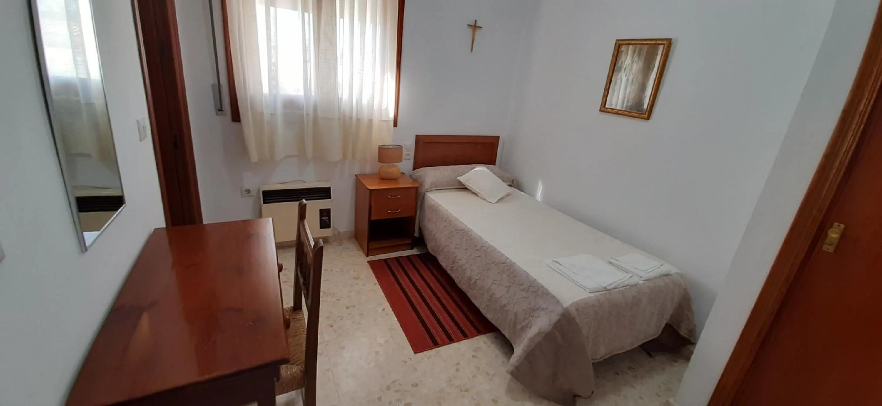 Bed in Convento Madre de Dios de Carmona