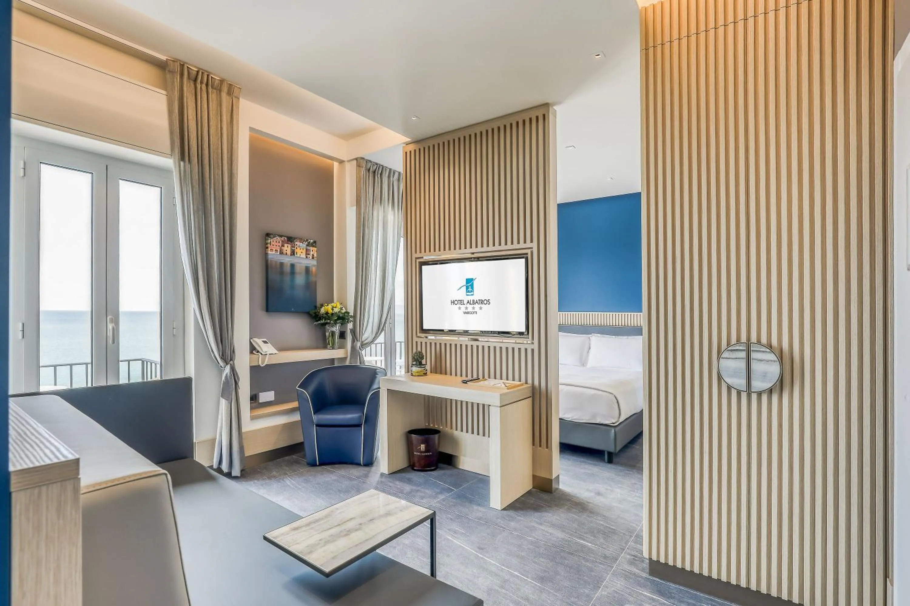 Living room, Bed in Hotel Albatros Varigotti