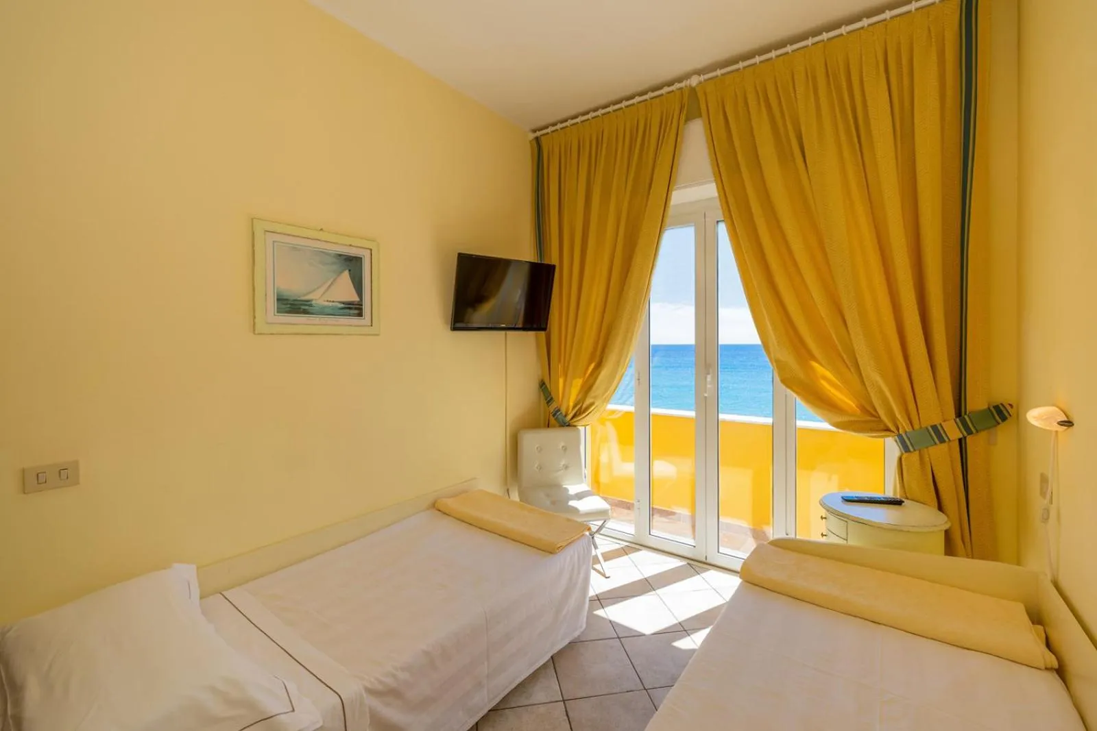 Photo of the whole room, Bed in Hotel Albatros Varigotti