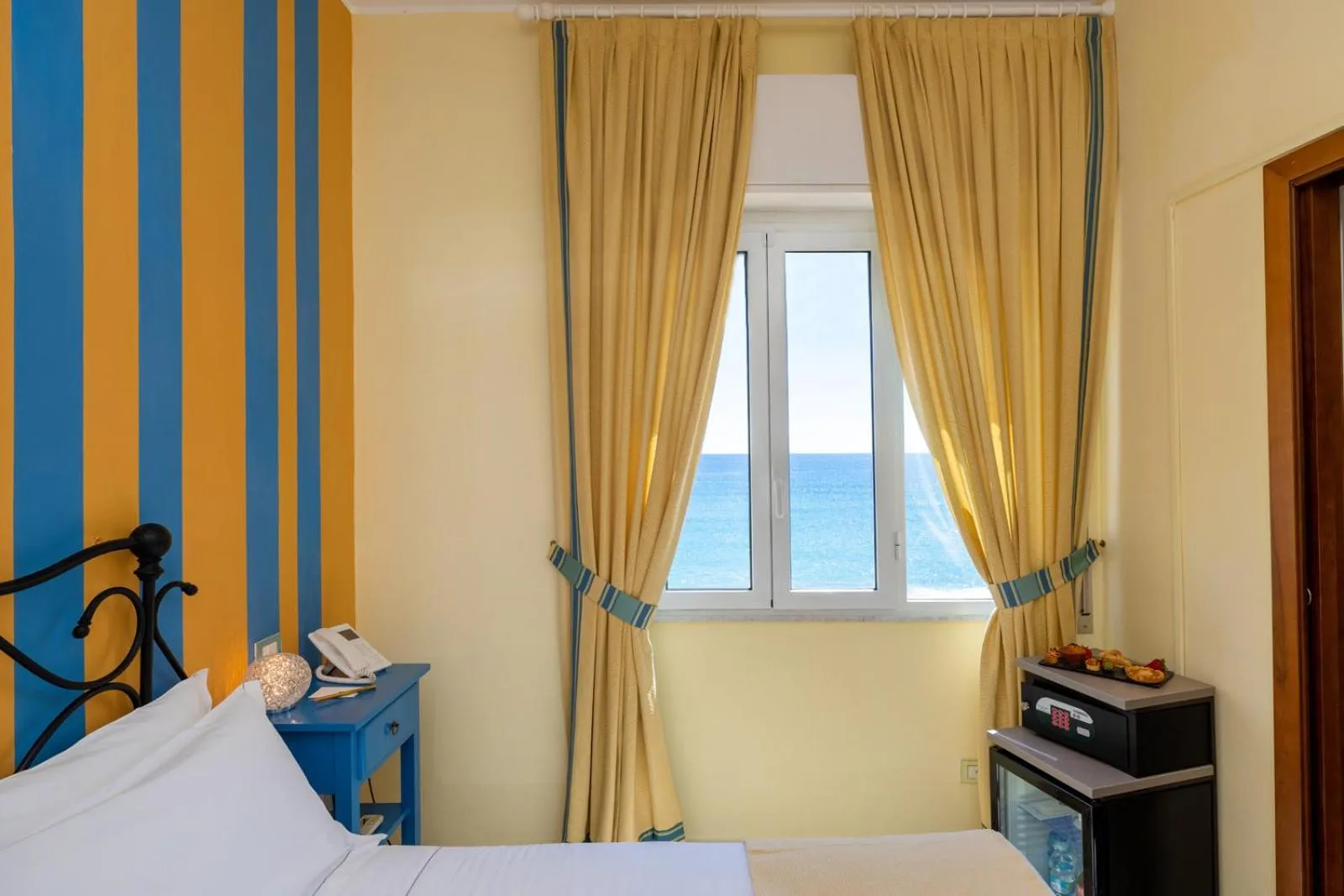 Sea view, Bed in Hotel Albatros Varigotti