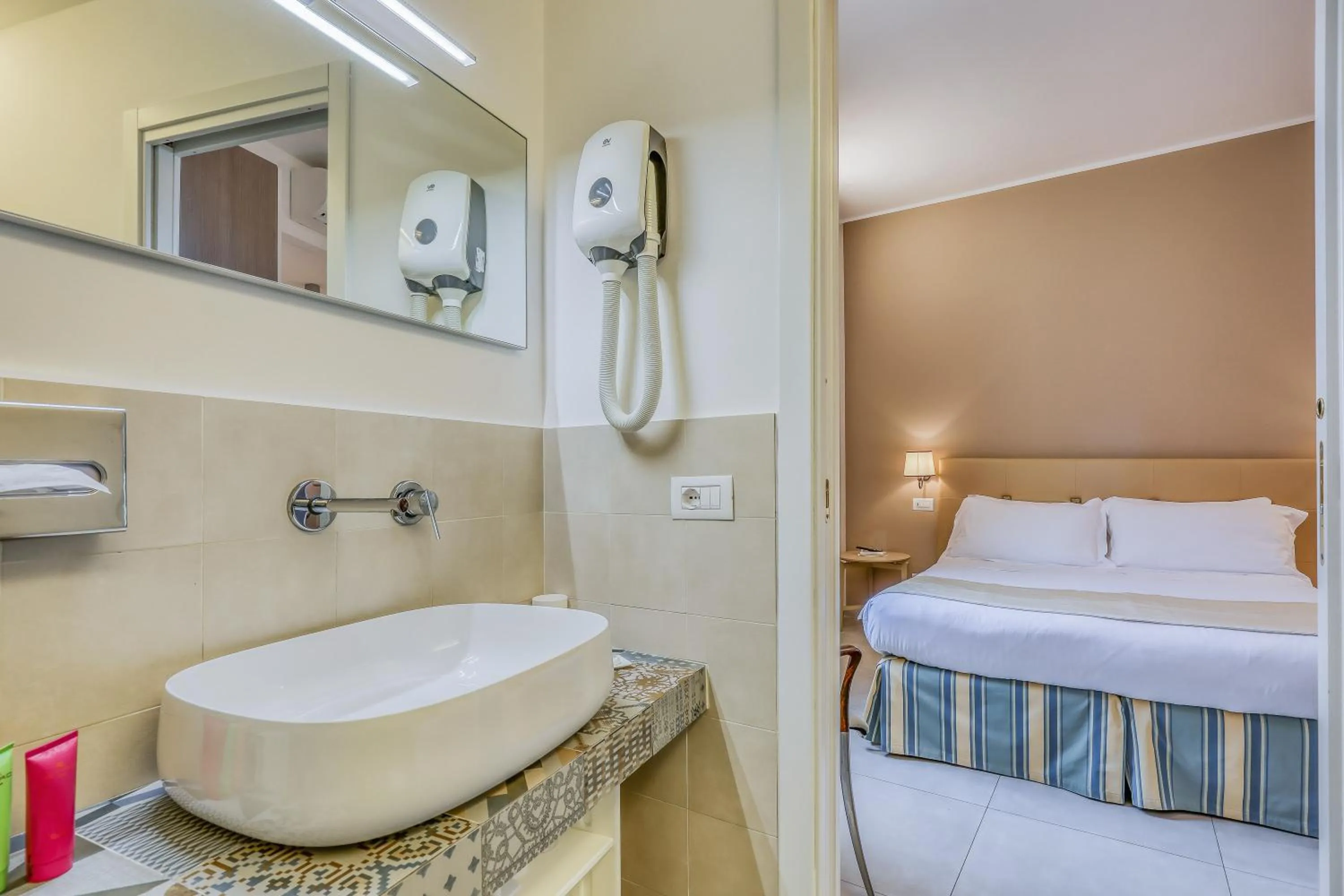 Bathroom, Bed in Hotel Albatros Varigotti