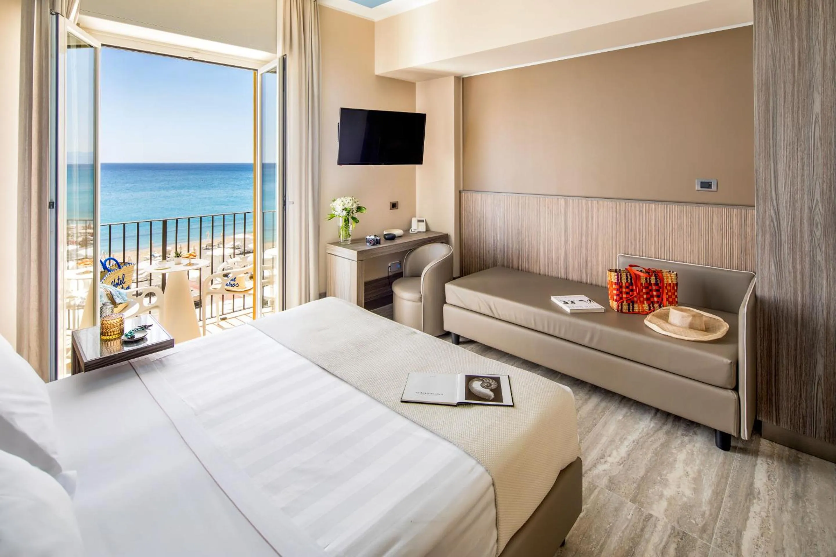 View (from property/room), Bed in Hotel Albatros Varigotti