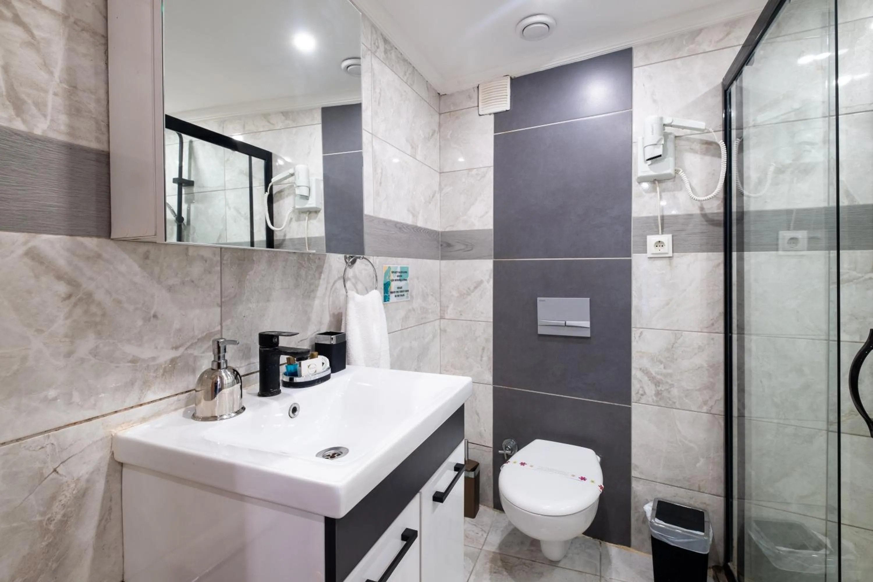 Toilet in İstanbulites Hotel