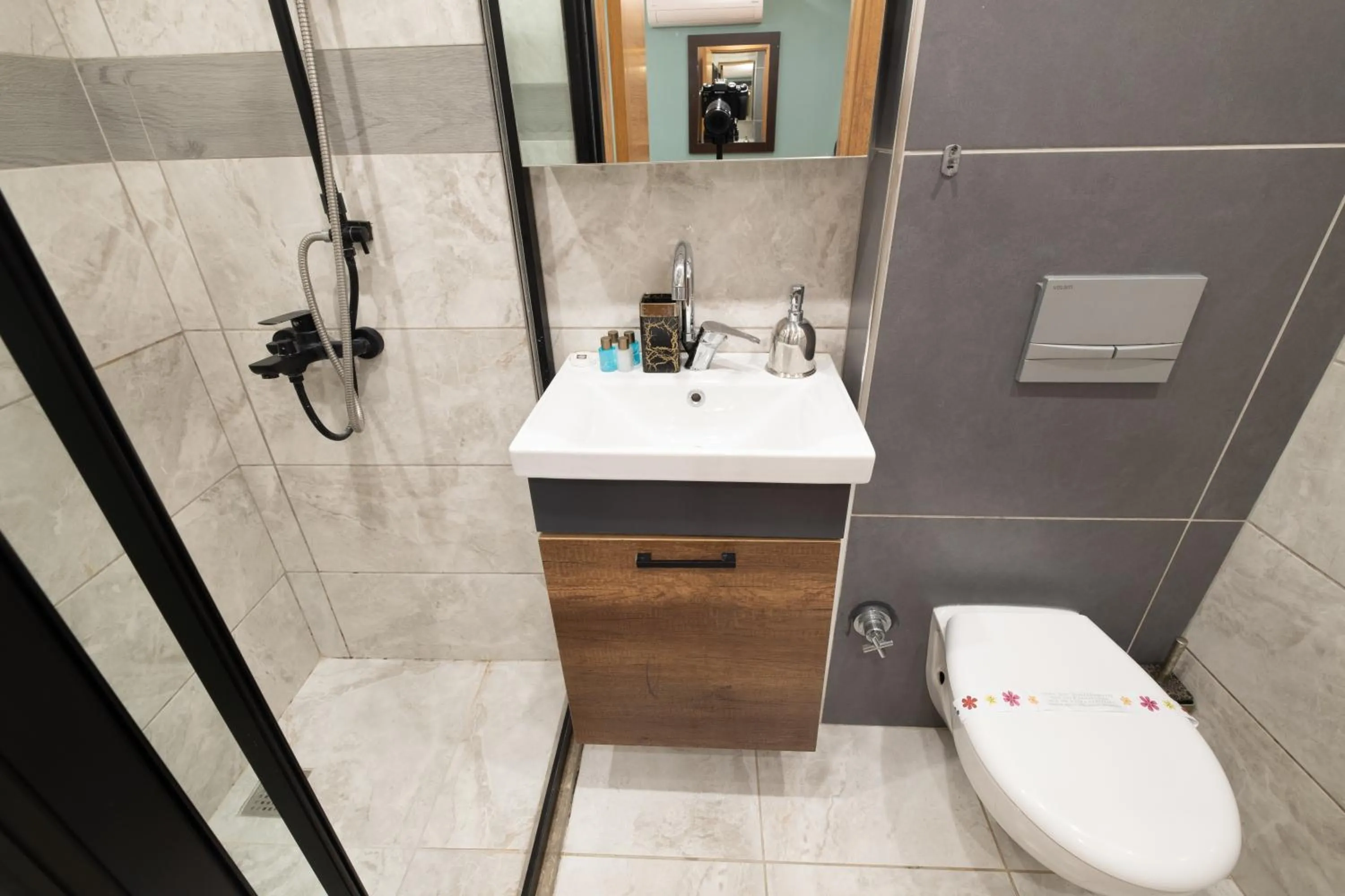 Shower in İstanbulites Hotel