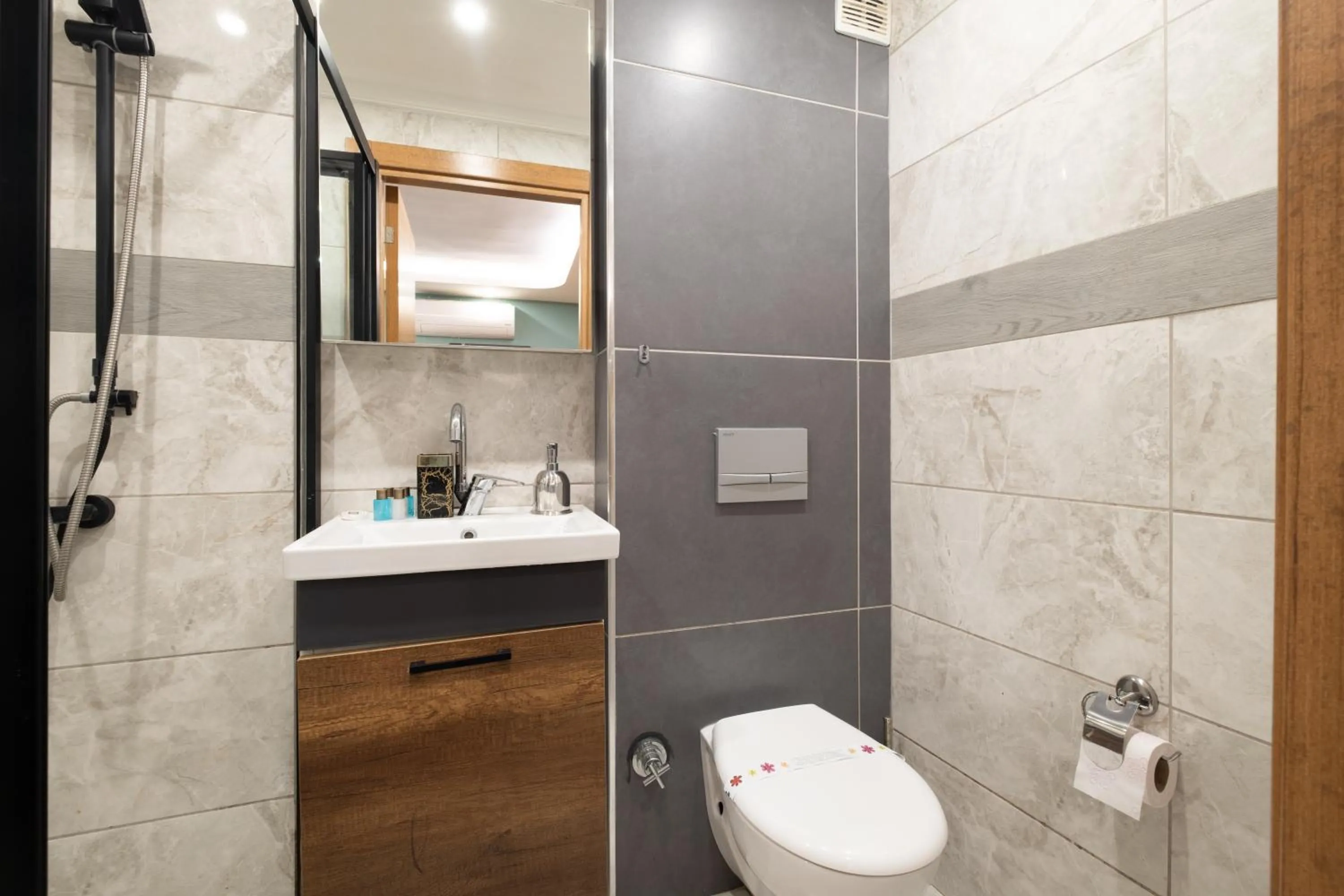 Shower in İstanbulites Hotel