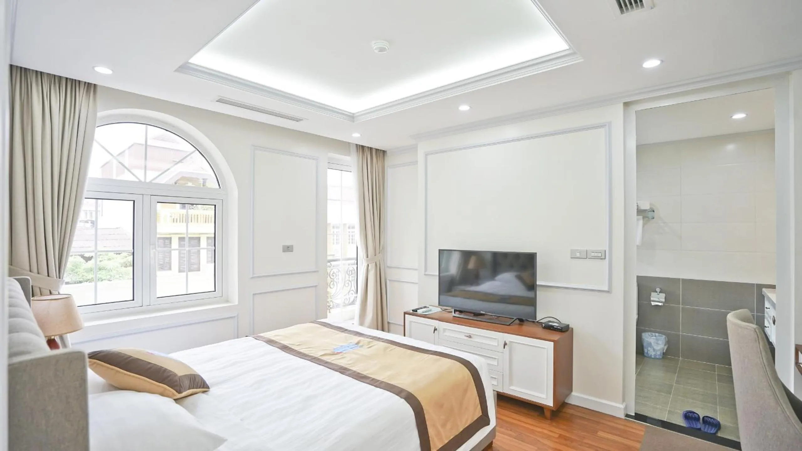 Photo of the whole room, Bed in Luxe Paradise Residence 79 Nguyen Du