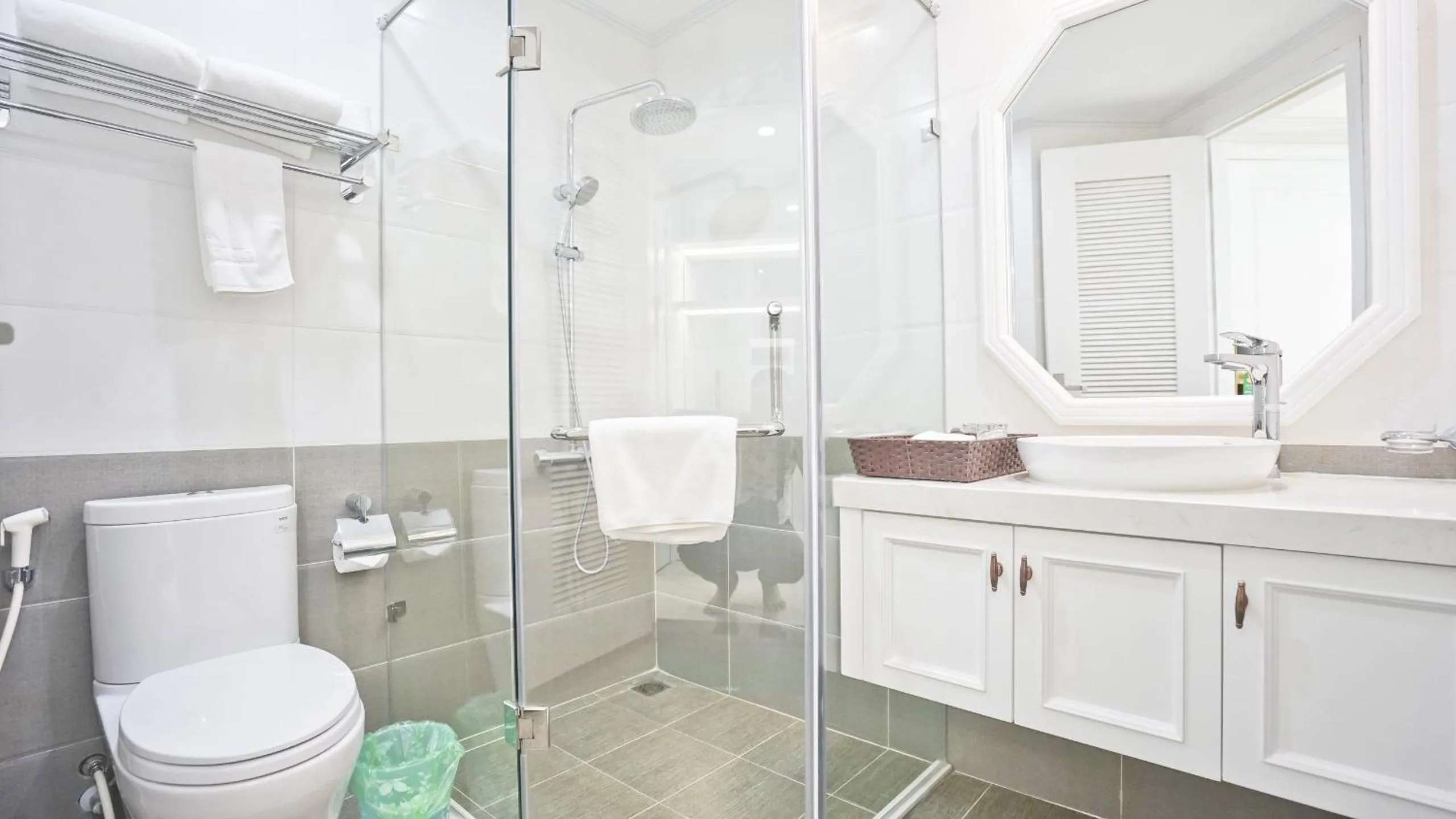 Toilet in Luxe Paradise Residence 79 Nguyen Du