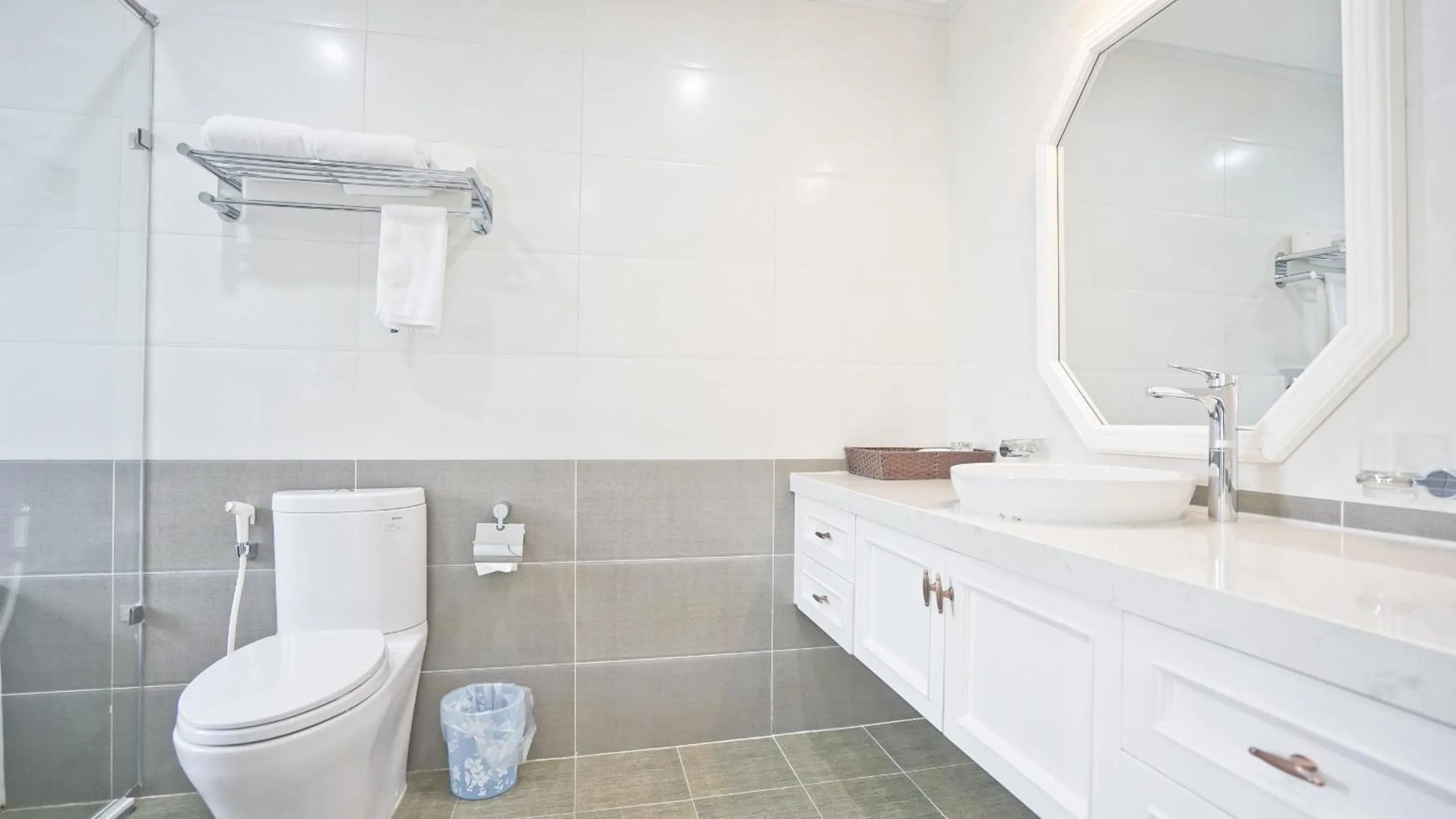 Toilet in Luxe Paradise Residence 79 Nguyen Du