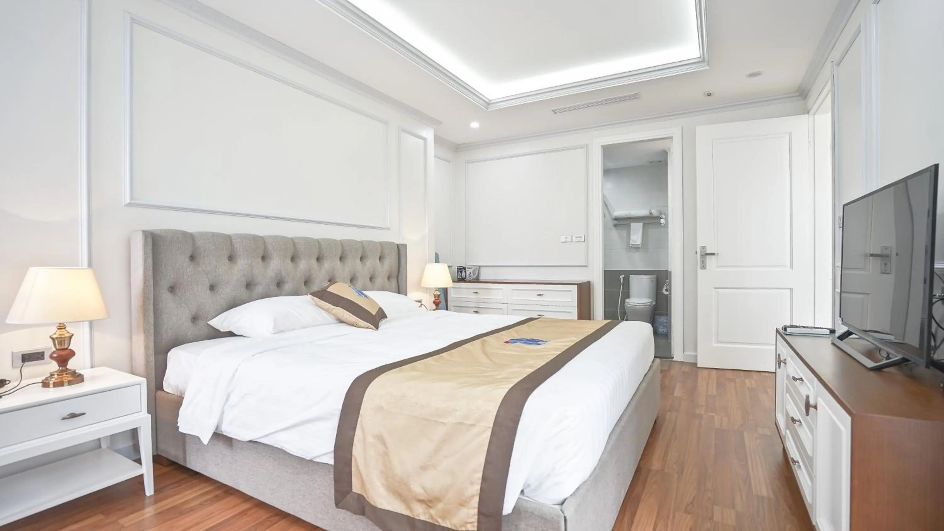 Bedroom, Bed in Luxe Paradise Residence 79 Nguyen Du