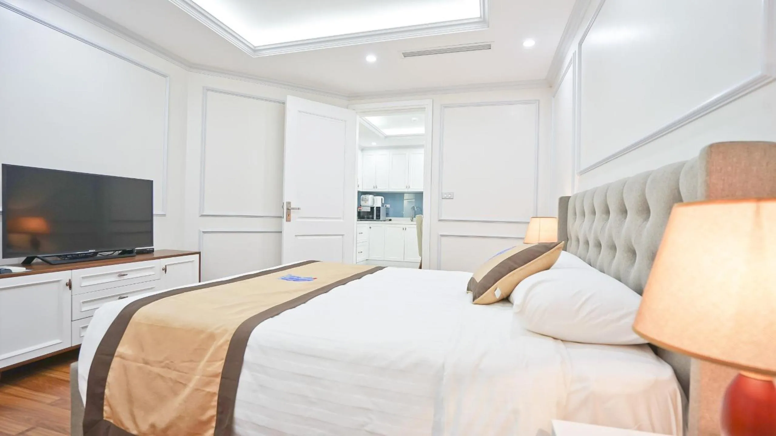 Photo of the whole room, Bed in Luxe Paradise Residence 79 Nguyen Du