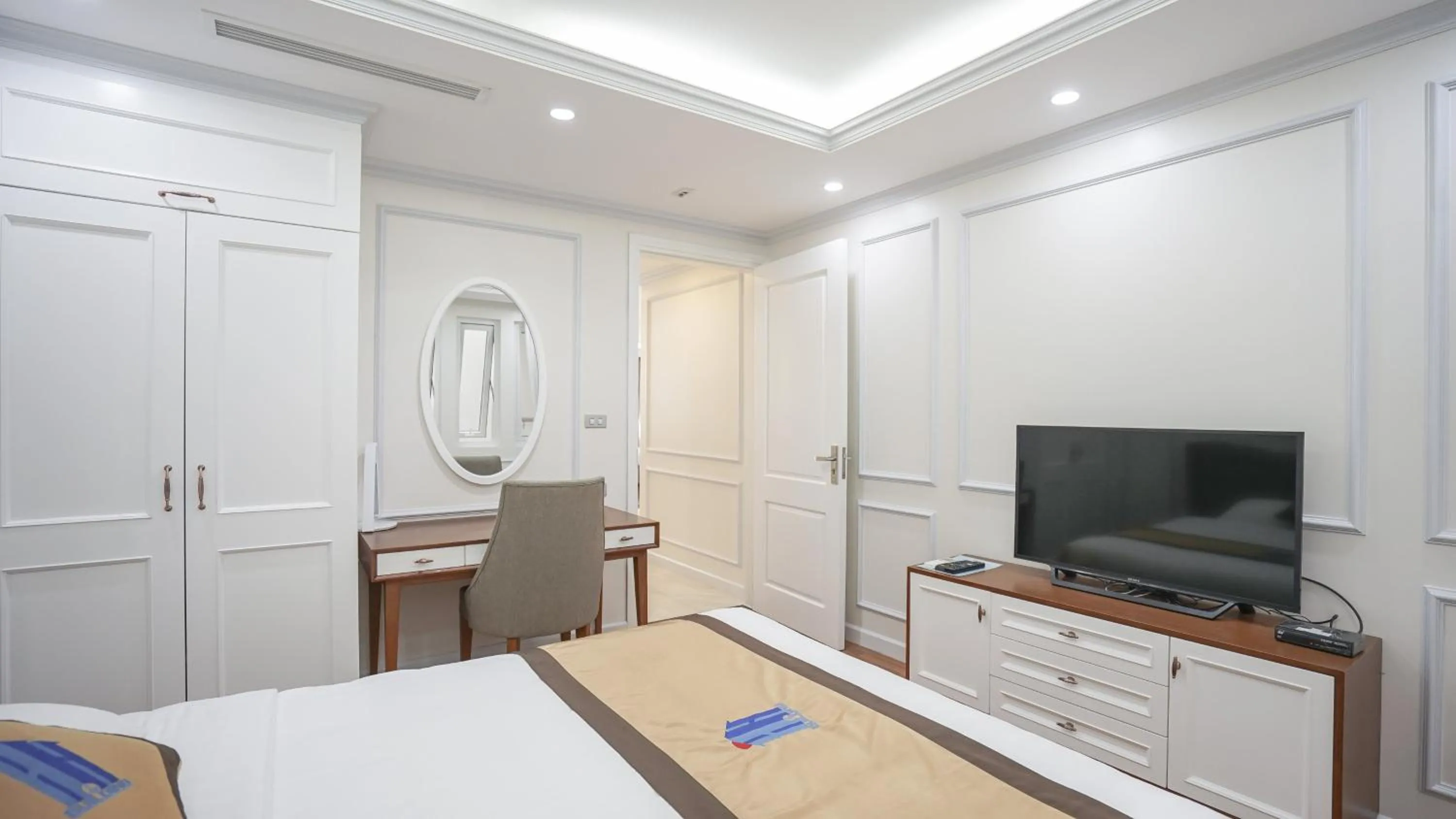Bedroom, Bed in Luxe Paradise Residence 79 Nguyen Du