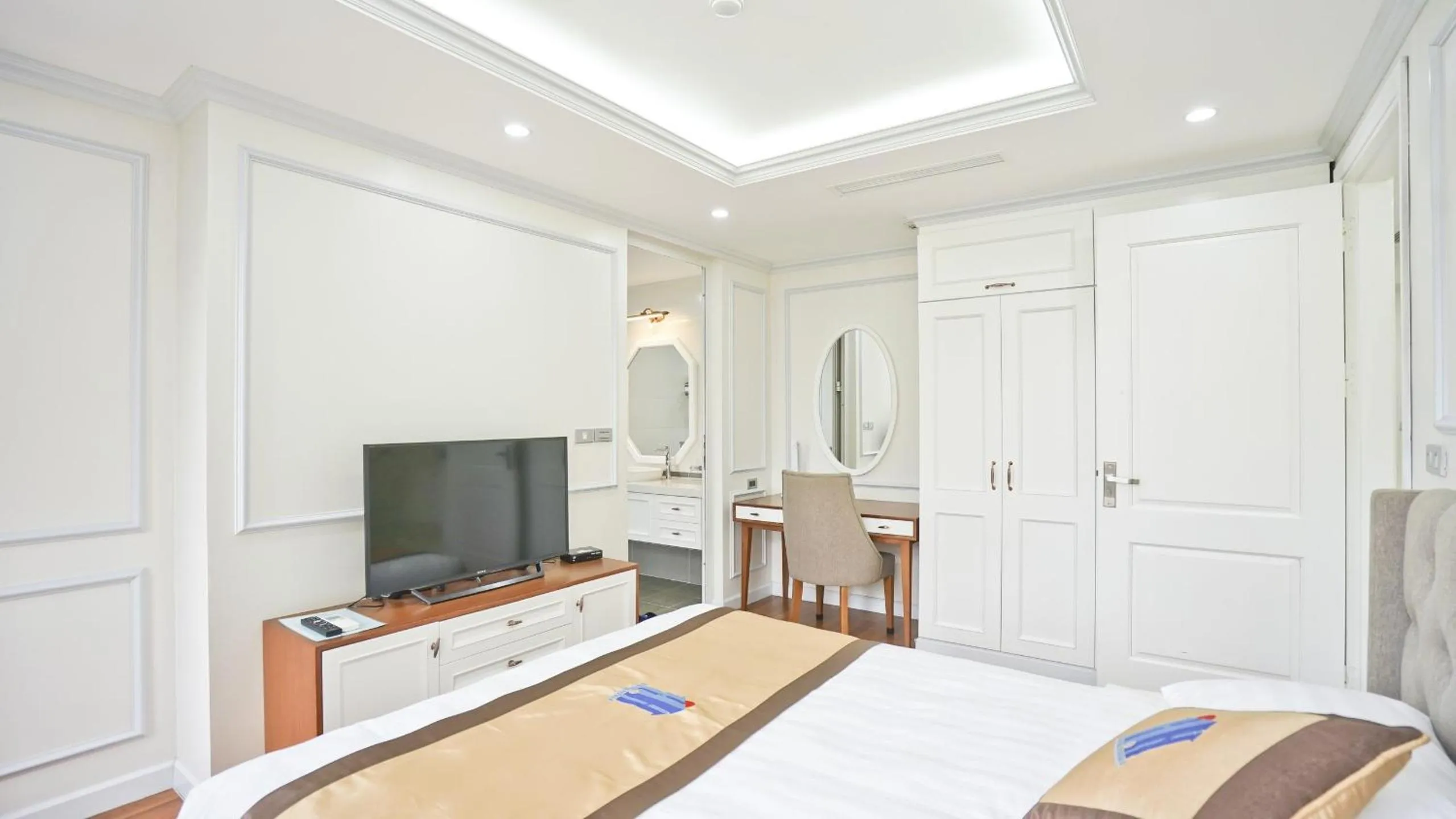 TV and multimedia, Bed in Luxe Paradise Residence 79 Nguyen Du