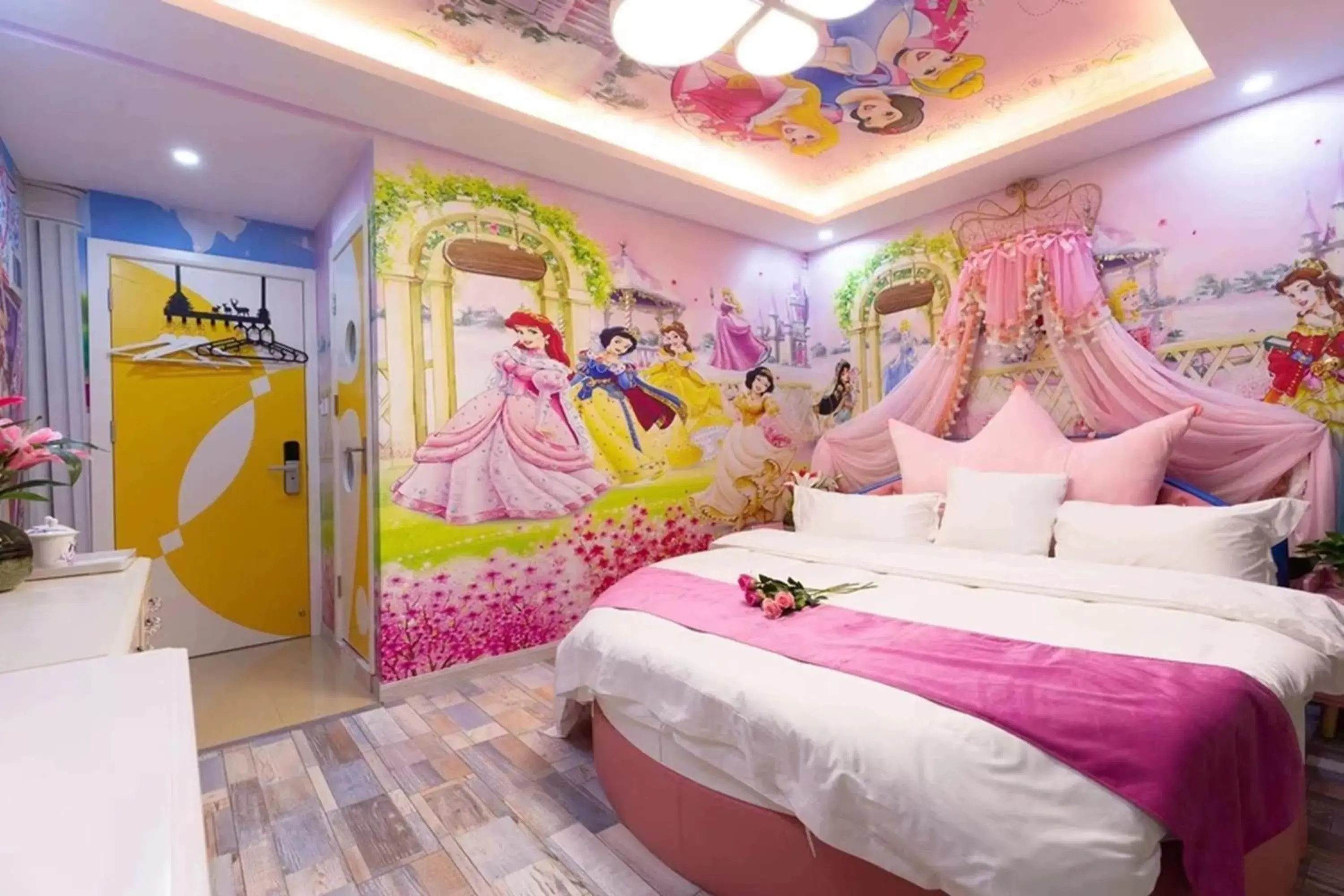 King Room in Shanghai Lanfeng Intelligent Light - Shanghai Disney Branch,Provide airport pickup service at PuD'ong Airport andDisneyland shuttle service King Room in Shanghai Lanfeng Intelligent Light - Shanghai Disney Branch,Provide airport pickup service at PuD'ong Airport andDisneyland shuttle service