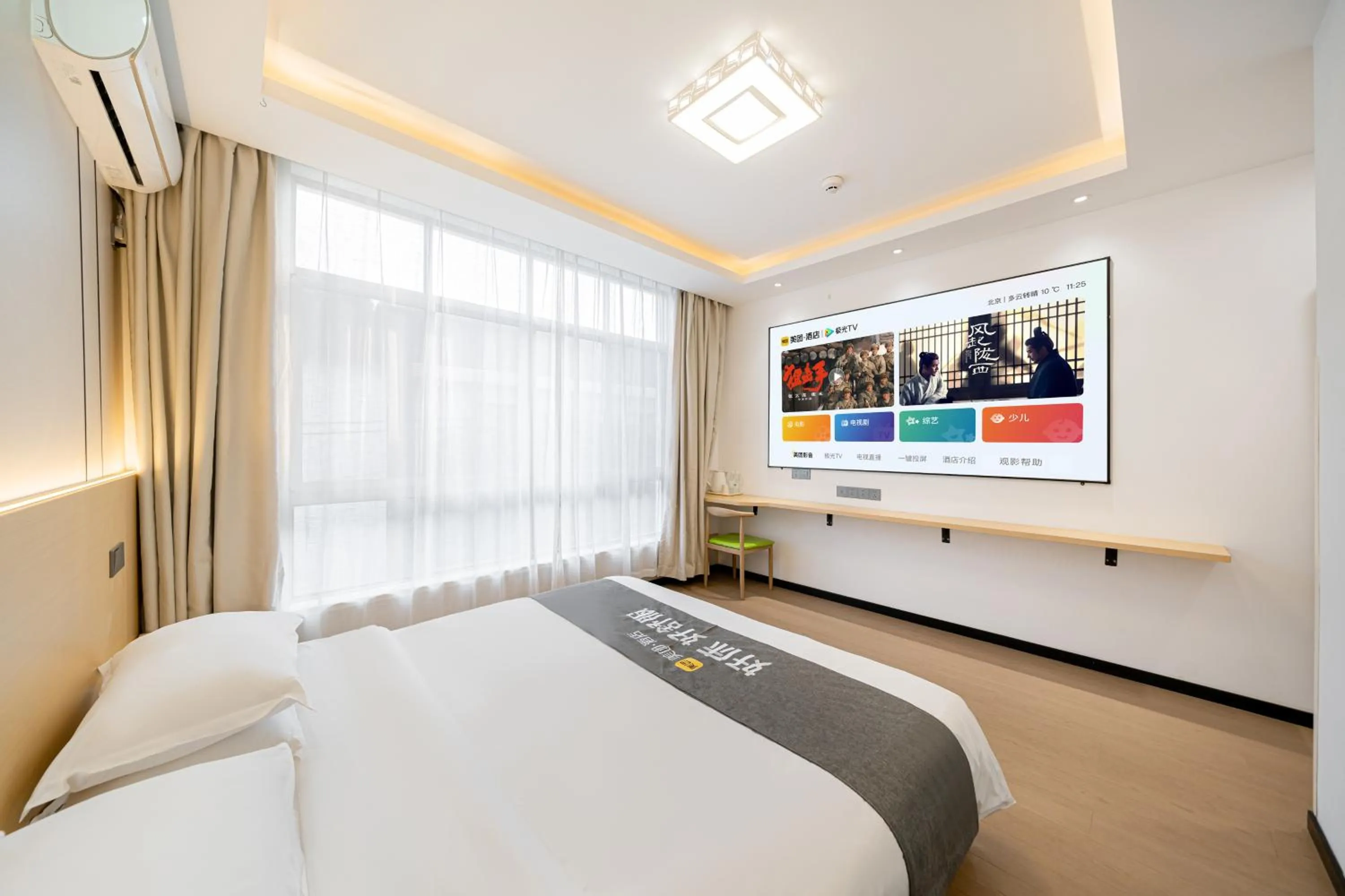 Bed in Shanghai Lanfeng Intelligent Light - Shanghai Disney Branch,Provide airport pickup service at PuD'ong Airport andDisneyland shuttle service