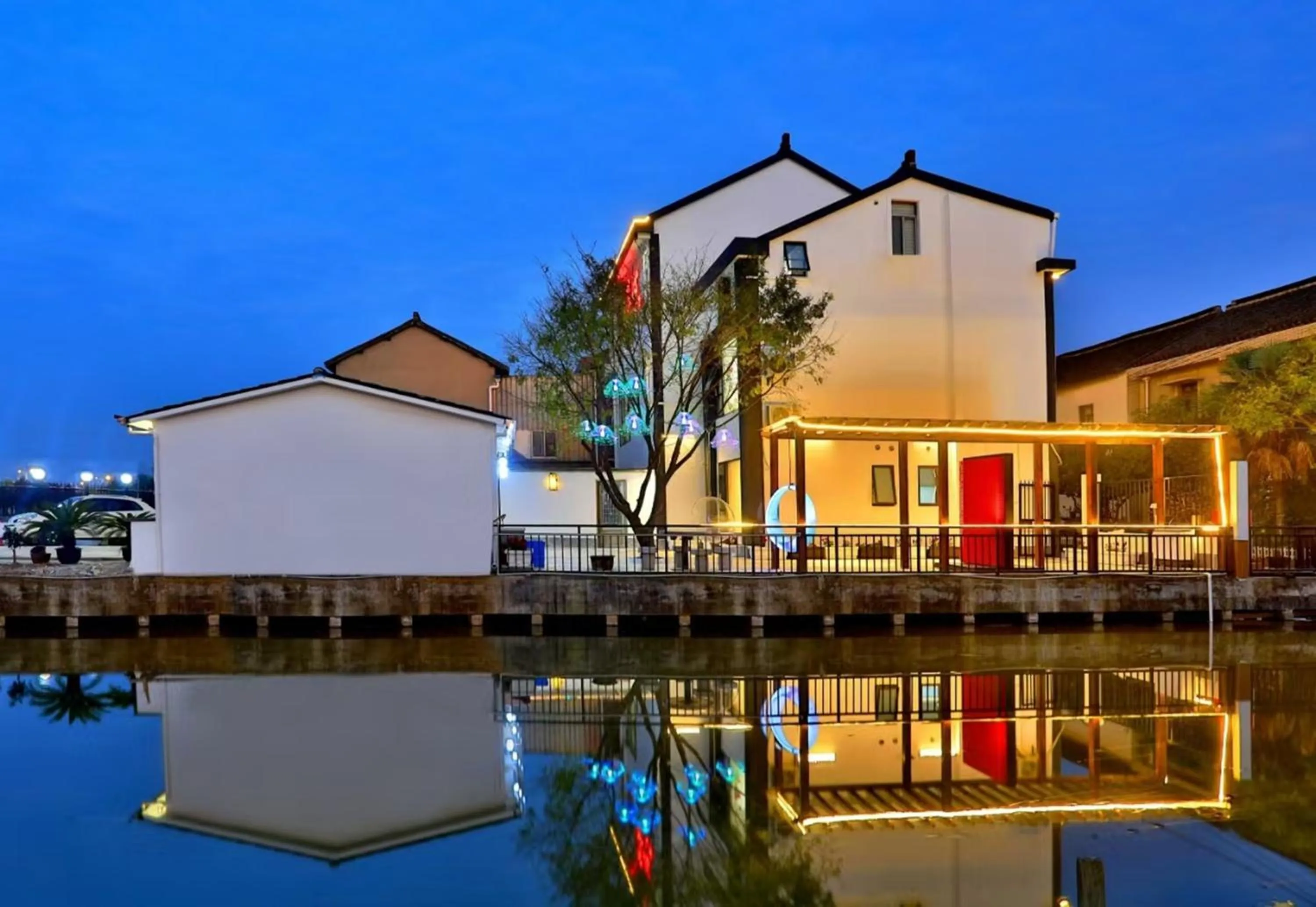 Shanghai Lanfeng Intelligent Light - Shanghai Disney Branch,Provide airport pickup service at PuD'ong Airport andDisneyland shuttle service