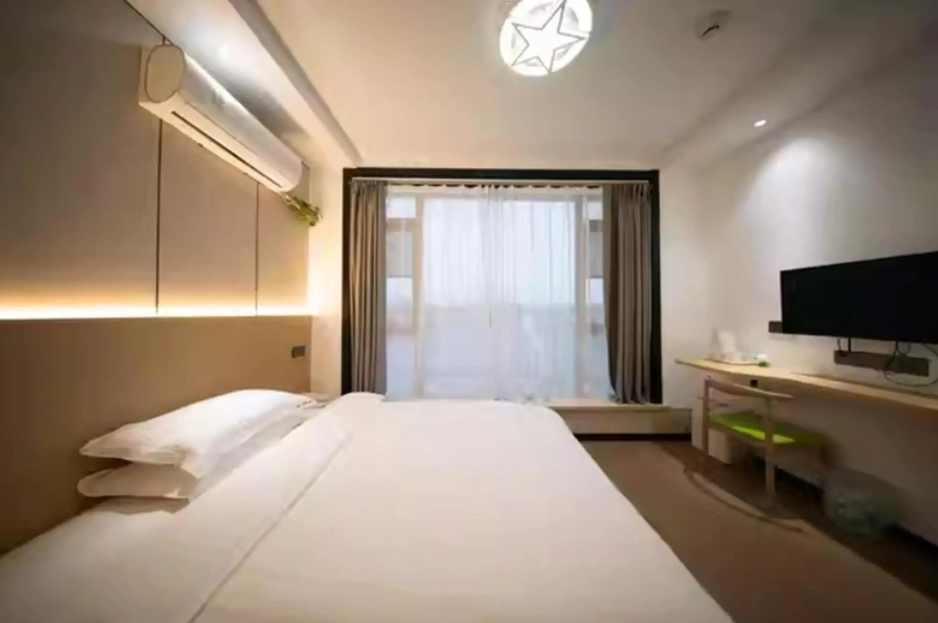 Standard Double Room - single occupancy in Shanghai Lanfeng Intelligent Light - Shanghai Disney Branch,Provide airport pickup service at PuD'ong Airport andDisneyland shuttle service Standard Double Room - single occupancy in Shanghai Lanfeng Intelligent Light - Shanghai Disney Branch,Provide airport pickup service at PuD'ong Airport andDisneyland shuttle service