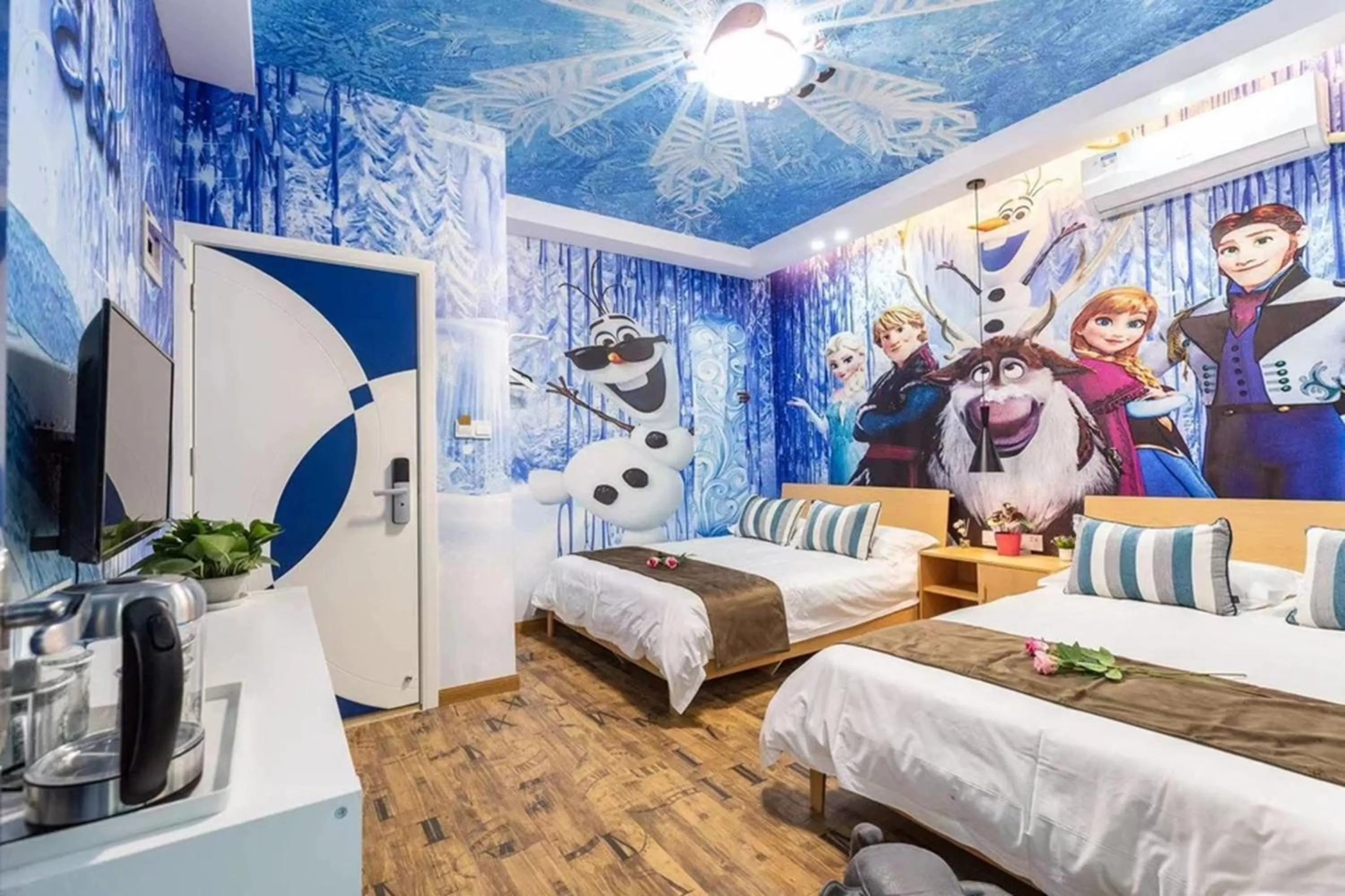 Communal lounge/ TV room, Bed in Shanghai Lanfeng Intelligent Light - Shanghai Disney Branch,Provide airport pickup service at PuD'ong Airport andDisneyland shuttle service