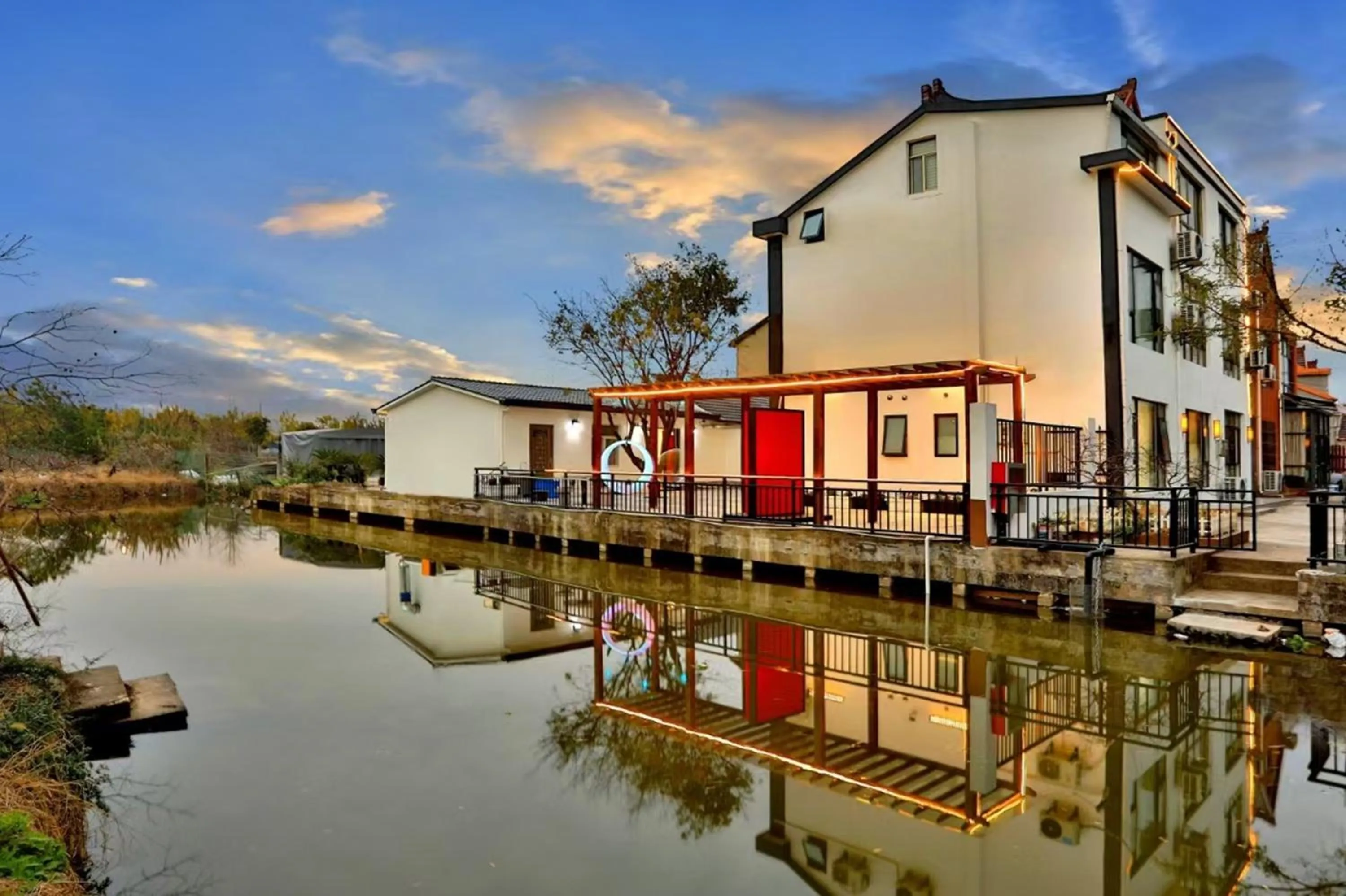 Property building in Shanghai Lanfeng Intelligent Light - Shanghai Disney Branch,Provide airport pickup service at PuD'ong Airport andDisneyland shuttle service