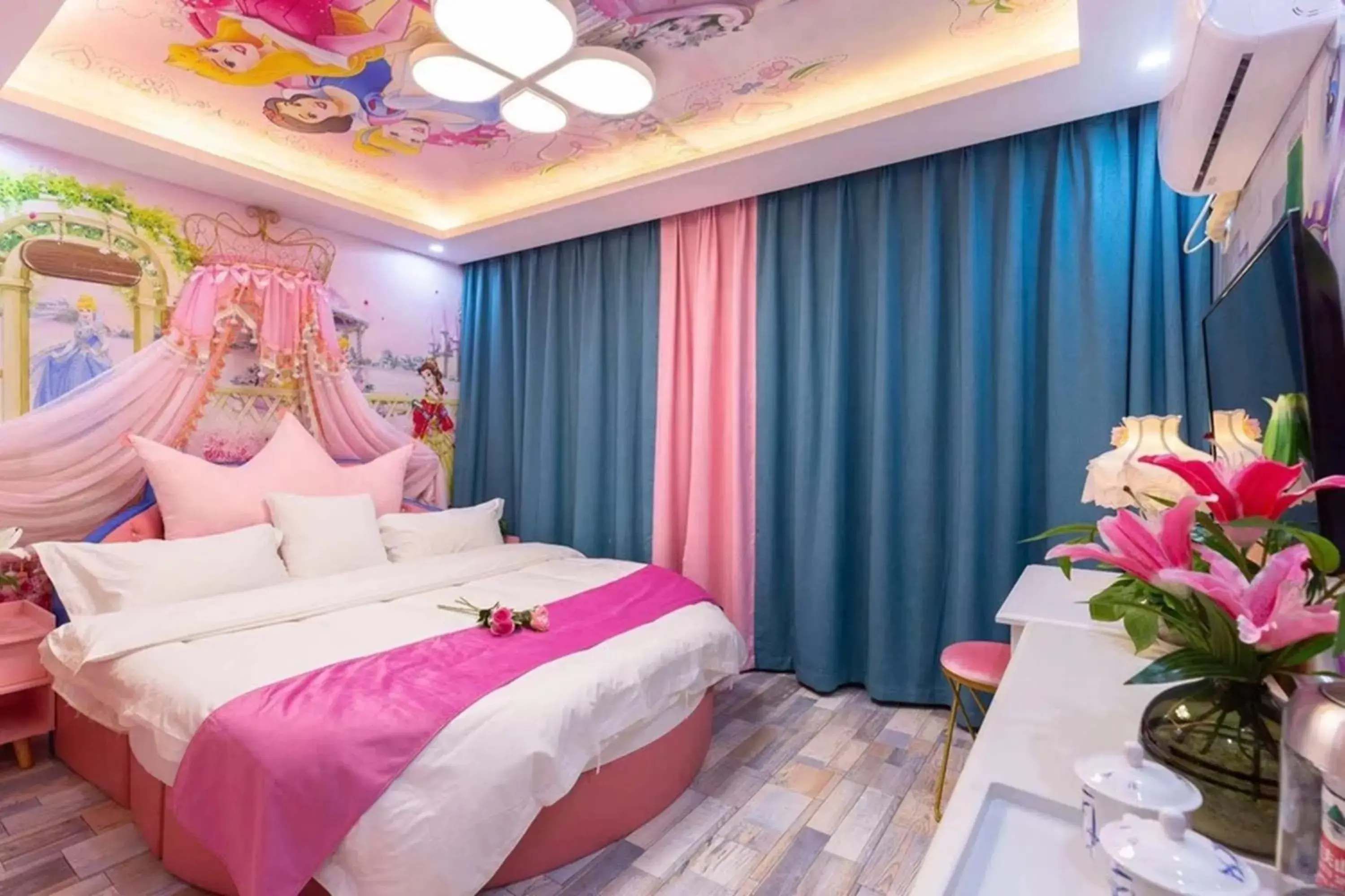 King Room in Shanghai Lanfeng Intelligent Light - Shanghai Disney Branch,Provide airport pickup service at PuD'ong Airport andDisneyland shuttle service King Room in Shanghai Lanfeng Intelligent Light - Shanghai Disney Branch,Provide airport pickup service at PuD'ong Airport andDisneyland shuttle service