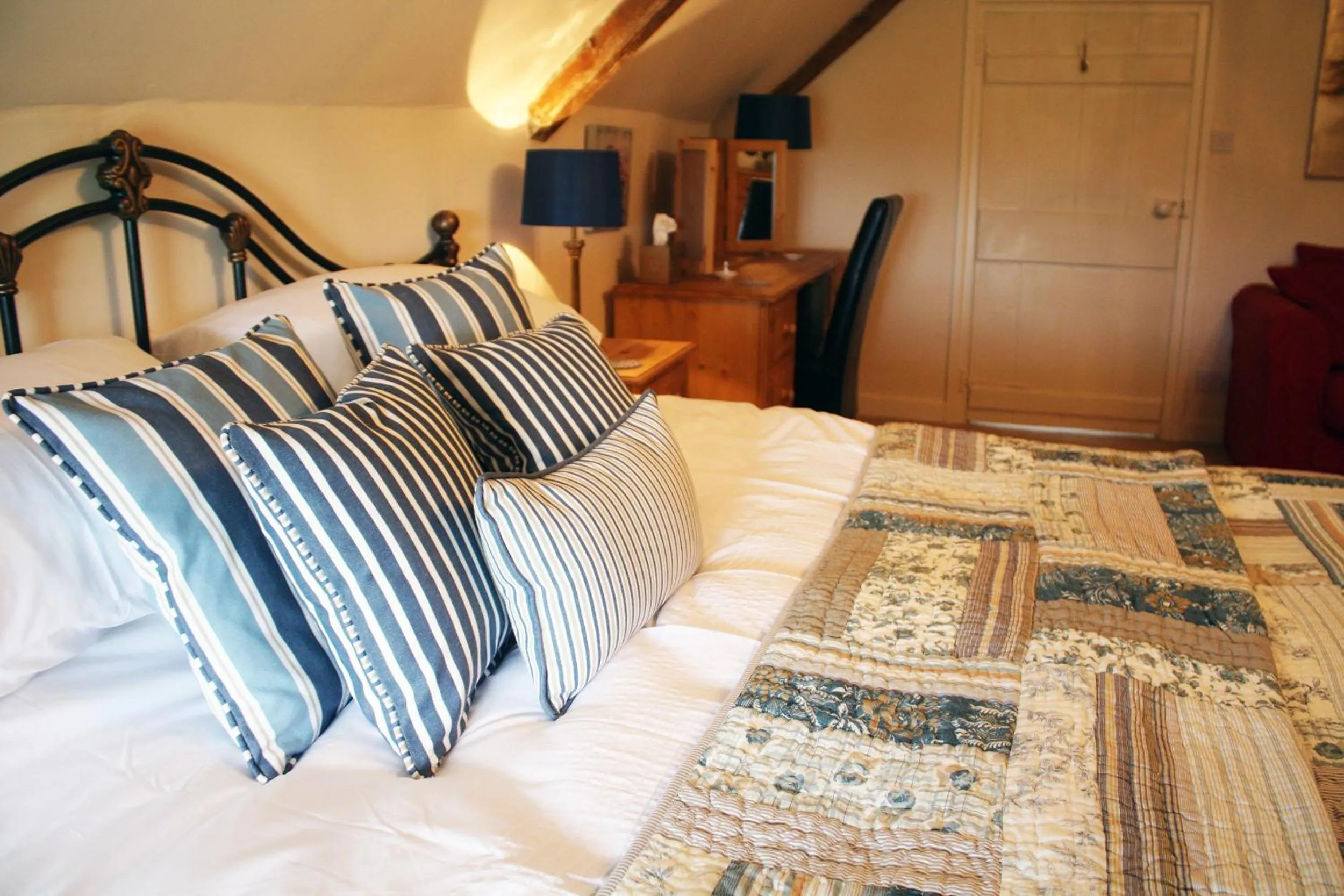 Bedroom, Bed in Willow Tree Farm