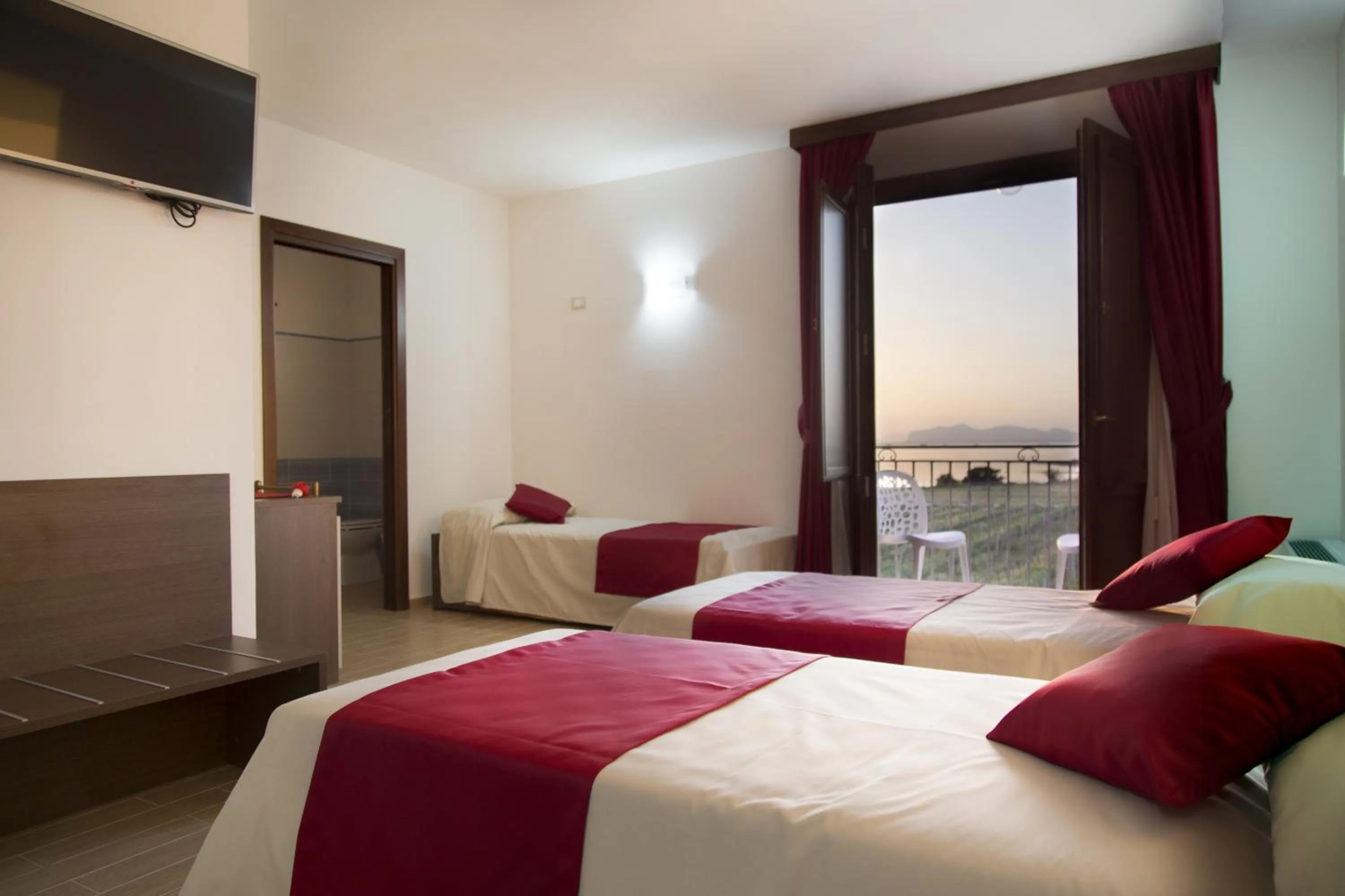 Communal lounge/ TV room, Bed in Resort Santa Maria Hotel