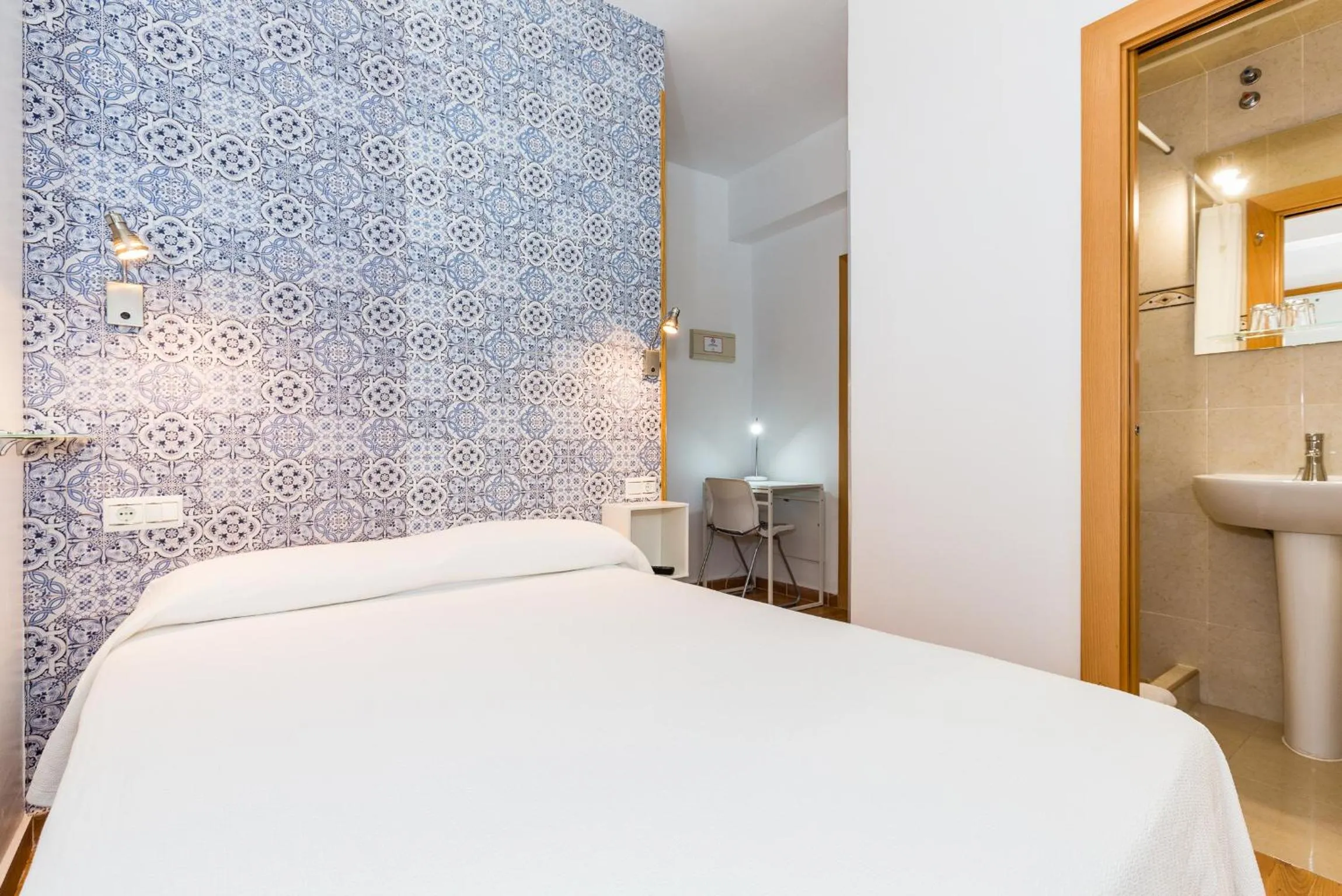 Photo of the whole room, Bed in Guadalupe Cozy Inns