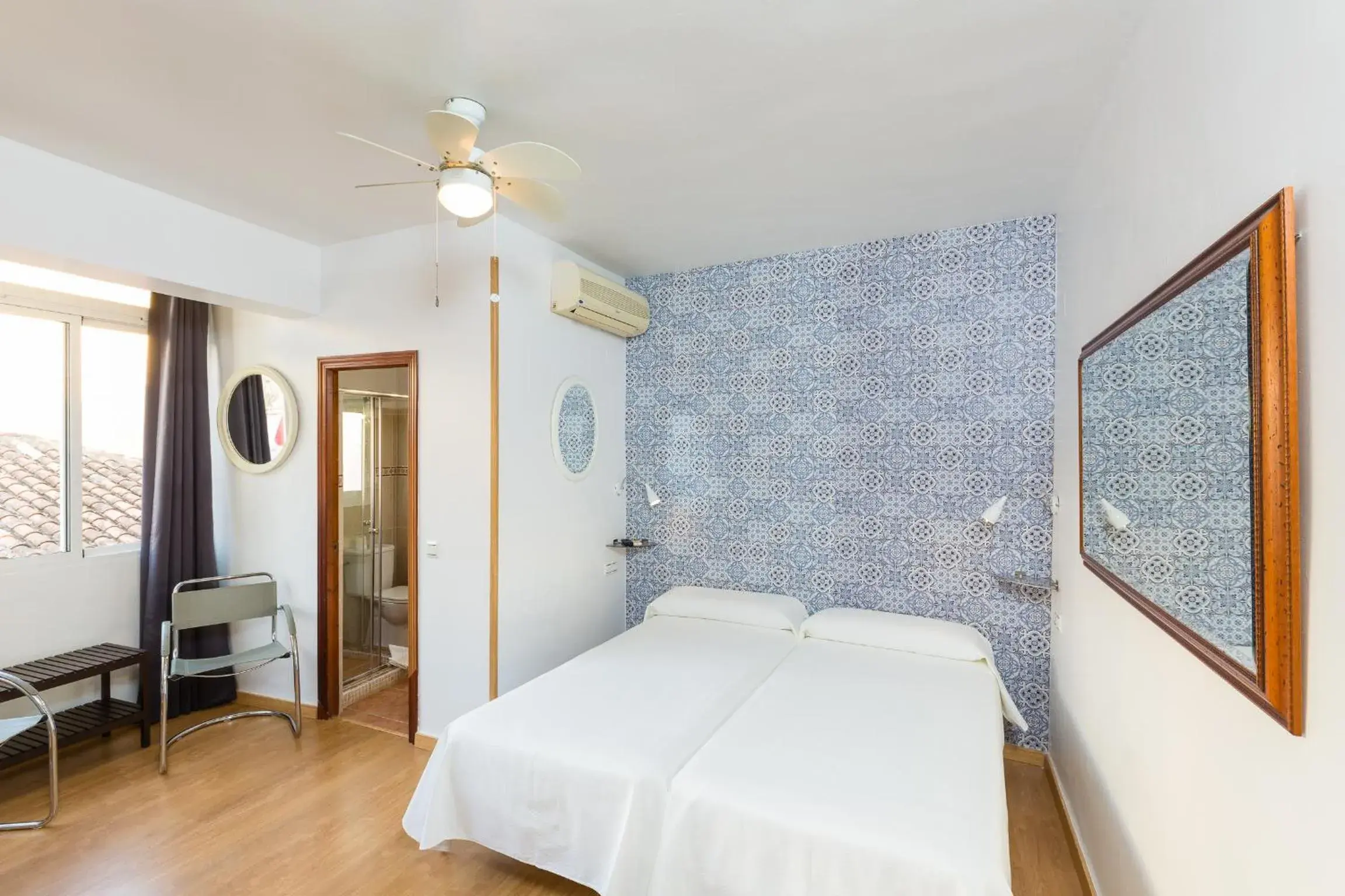 Twin Room in Guadalupe Hostal By Torremolinos On-line Twin Room in Guadalupe Hostal By Torremolinos On-line