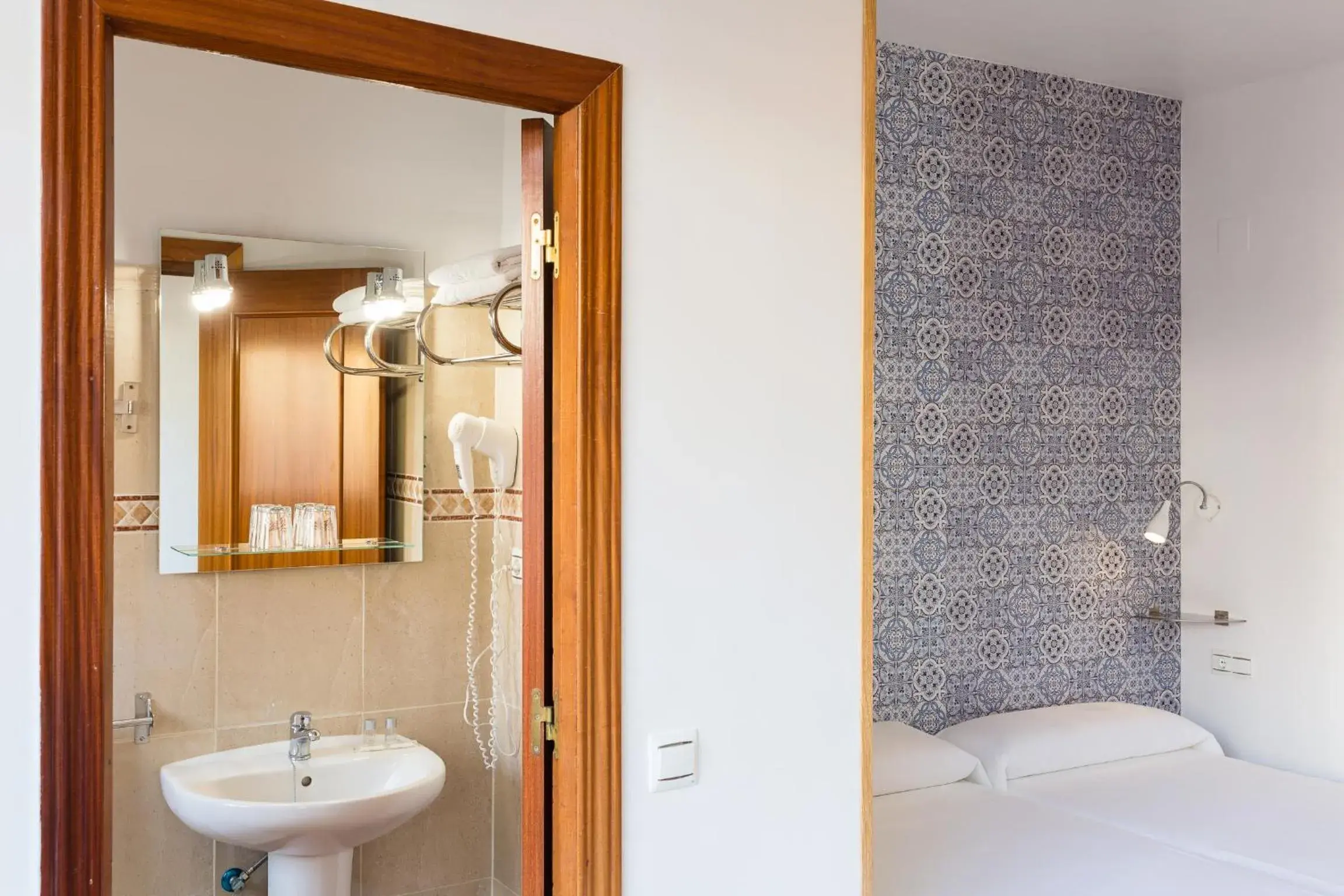 Twin Room in Guadalupe Hostal By Torremolinos On-line Twin Room in Guadalupe Hostal By Torremolinos On-line