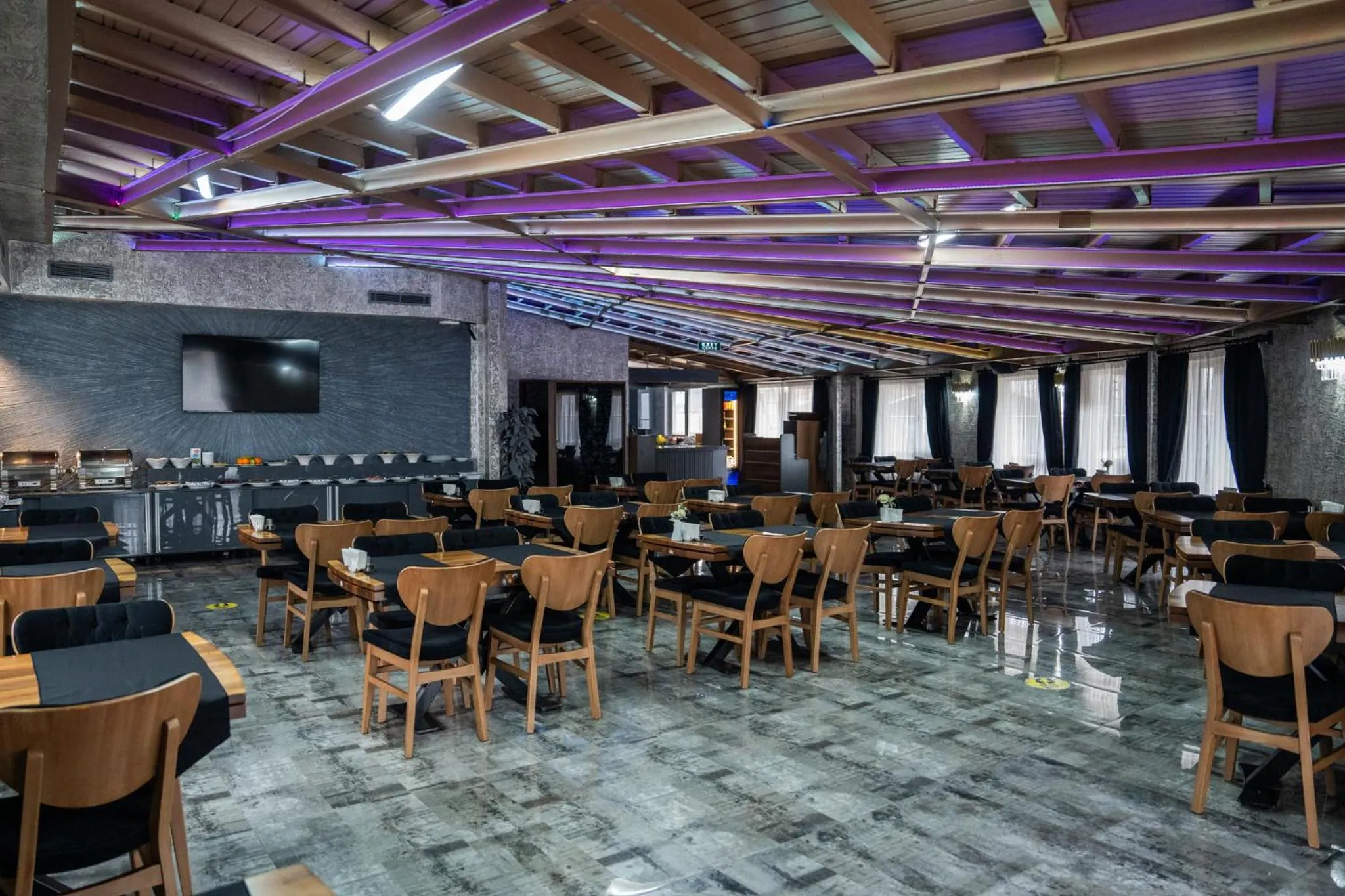 Restaurant/places to eat in saffari otel