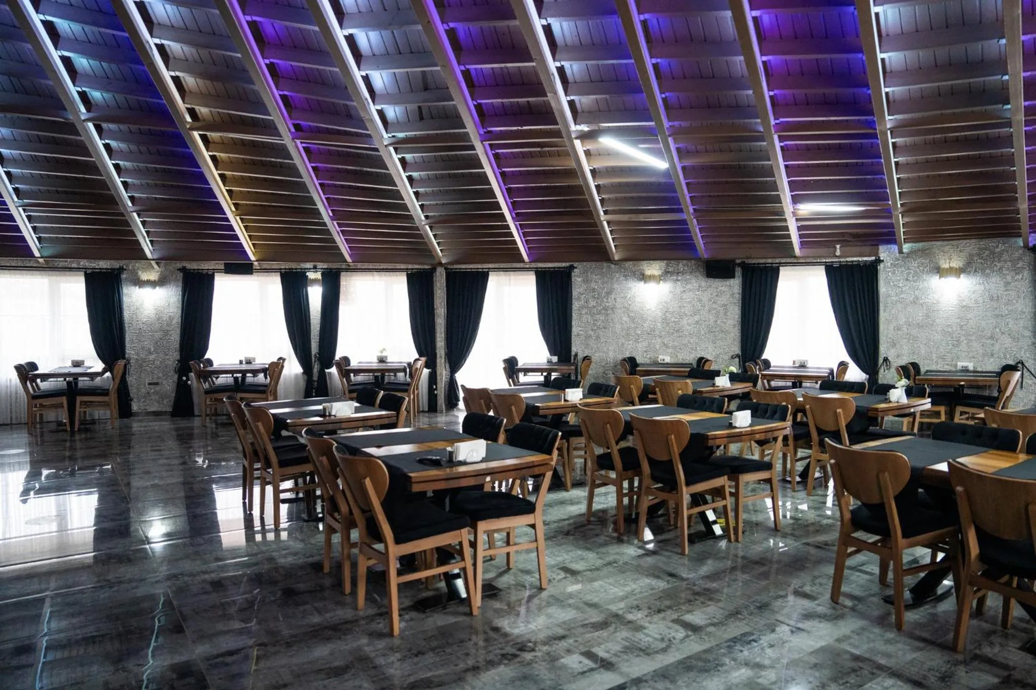 Restaurant/places to eat in saffari otel