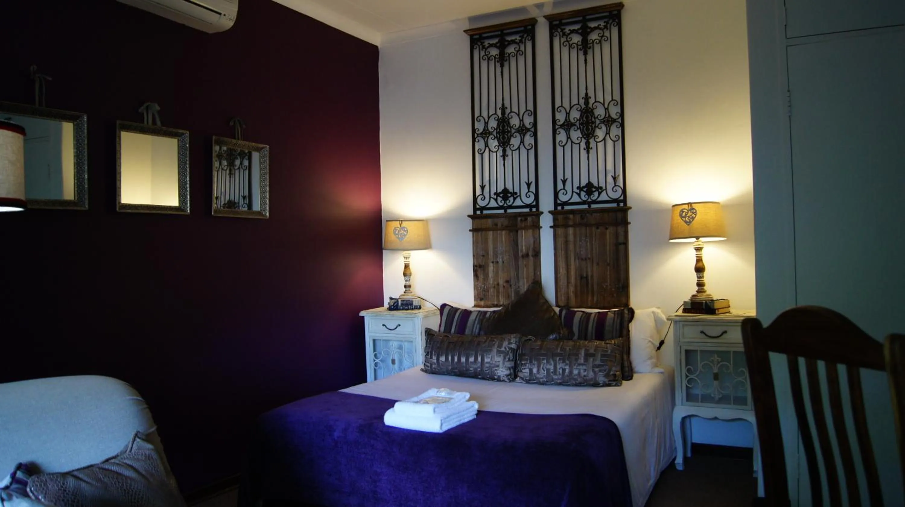 Bed in Cunningham Cottage Guest House