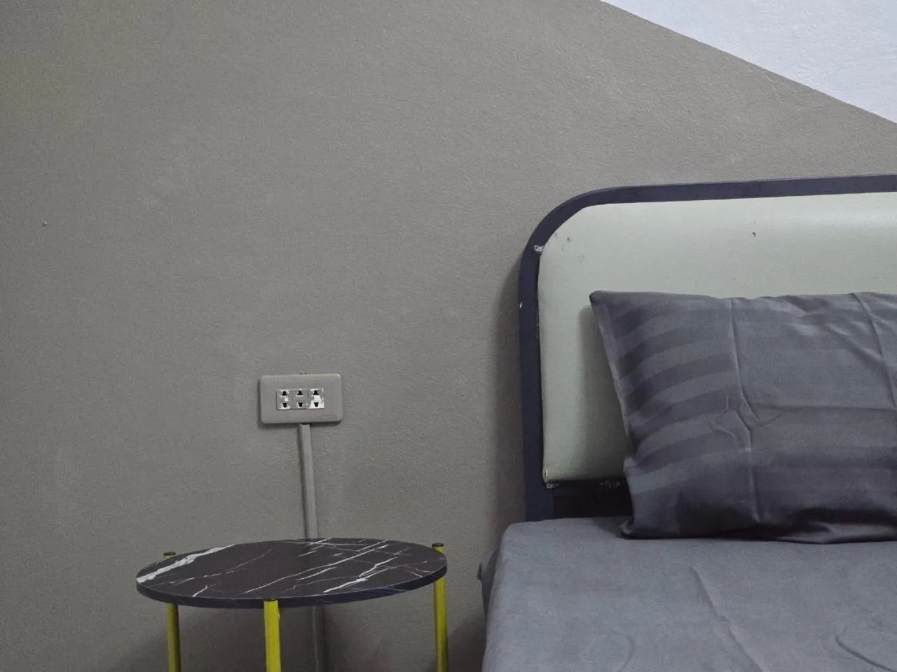 Bed in SRINN House, Bangkok