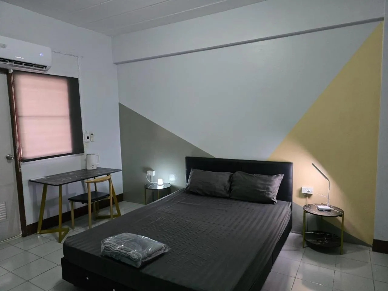 Photo of the whole room, Bed in SRINN House, Bangkok