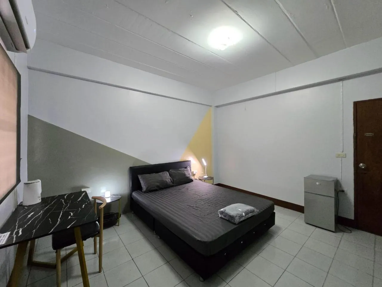 Bedroom, Bed in SRINN House, Bangkok