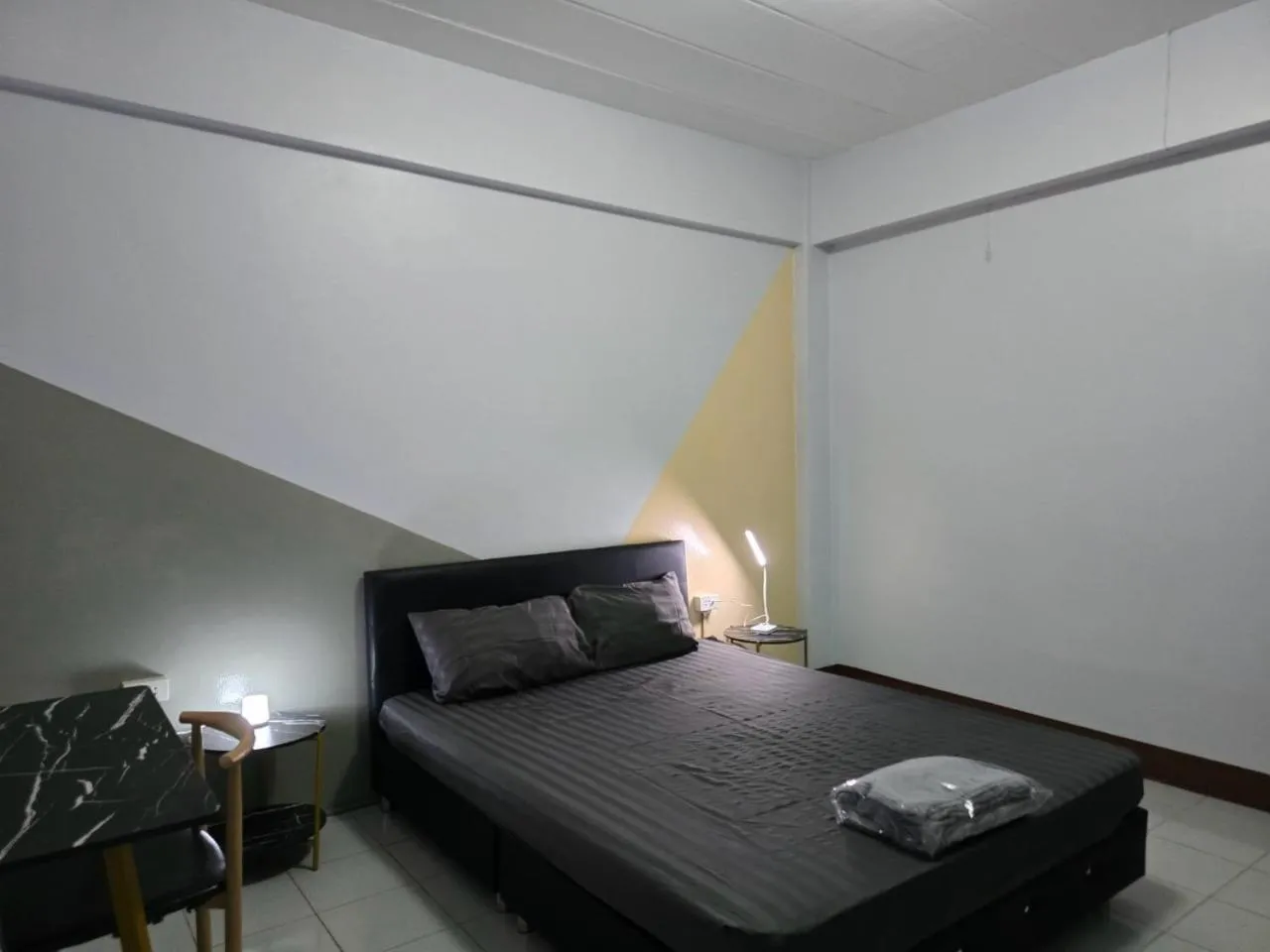 Bed in SRINN House, Bangkok