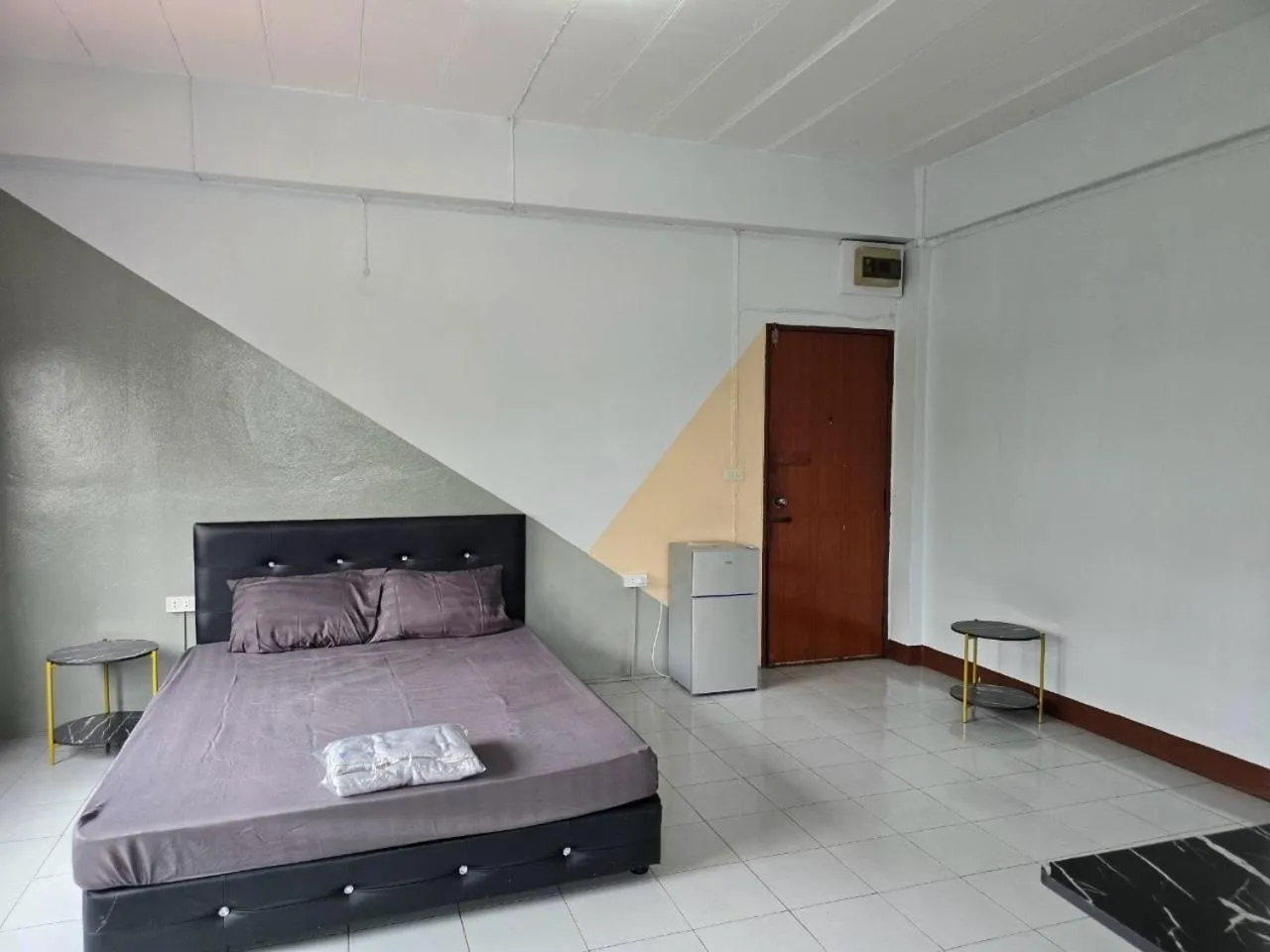 towels, Bed in SRINN House, Bangkok