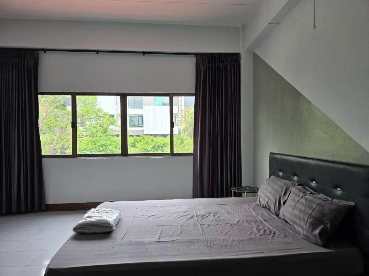 Bed in SRINN House, Bangkok